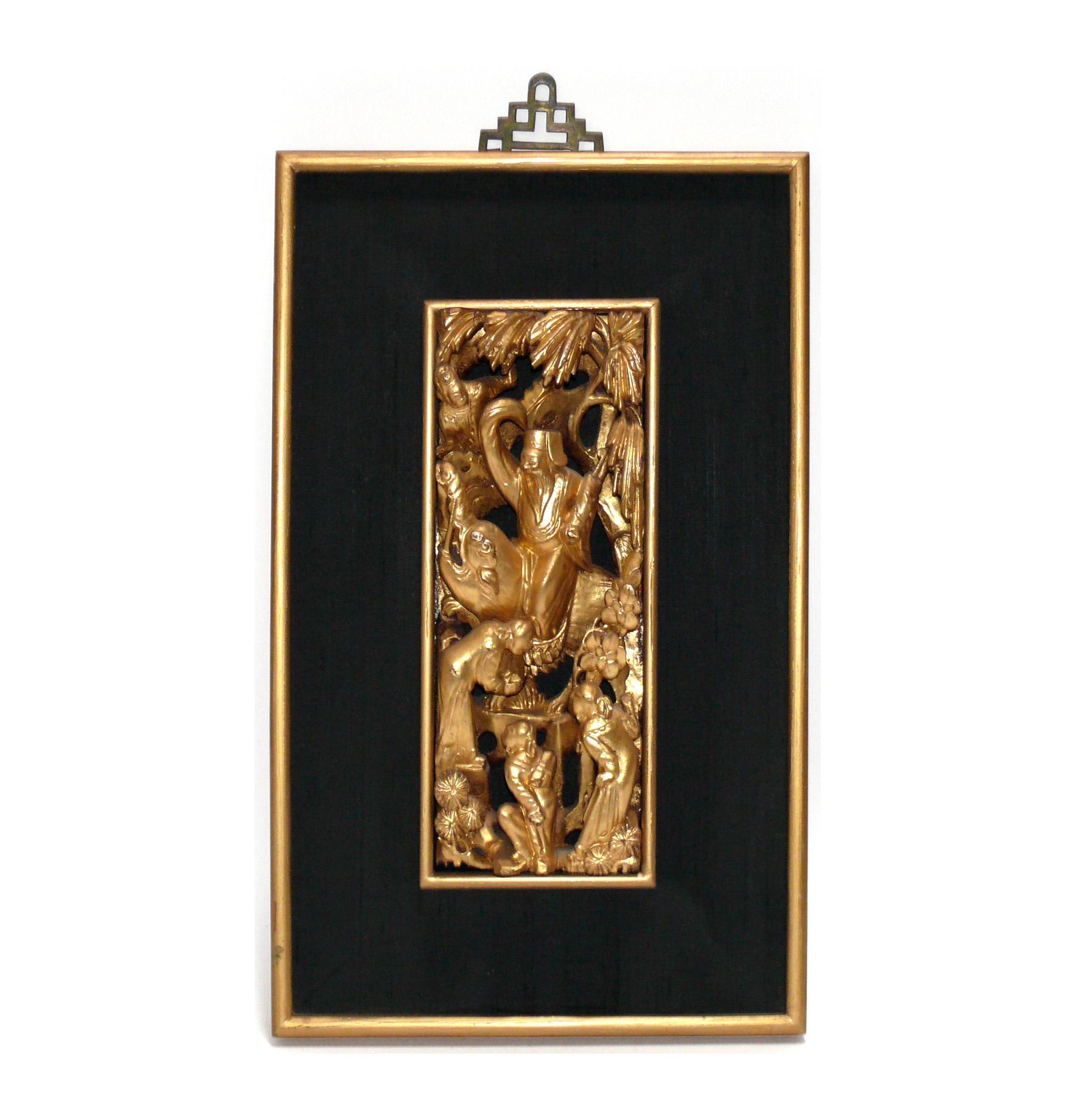 Groupe de cinq plaques asiatiques en bois doré sculpté à la main, probablement encadrées dans les années 1950, les sculptures peuvent être beaucoup plus anciennes. Magnifiquement encadré dans des cadres dorés avec des bordures en soie brute noire.