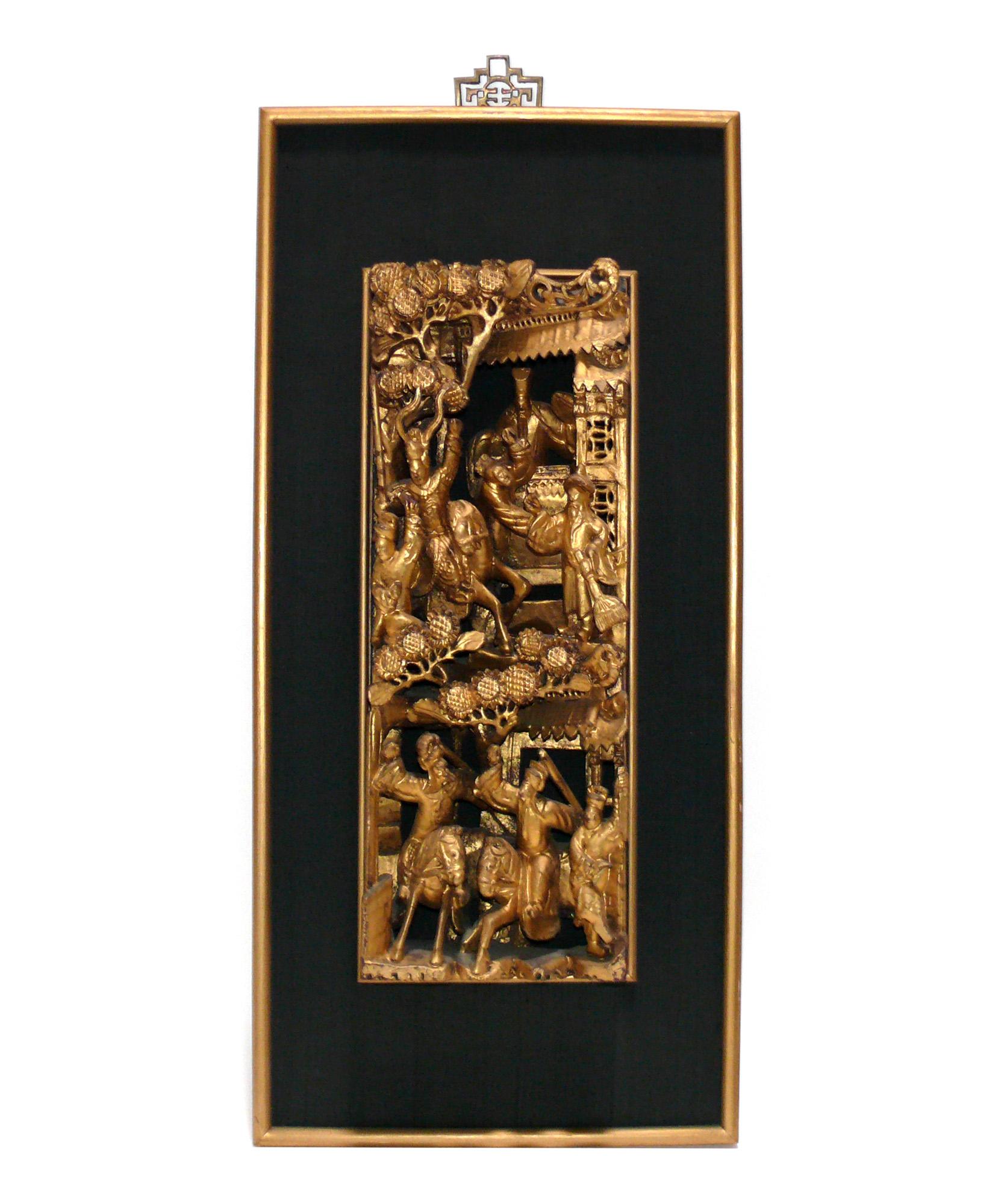 Groupe de plaques asiatiques en bois doré sculpté à la main  Bon état - En vente à Atlanta, GA