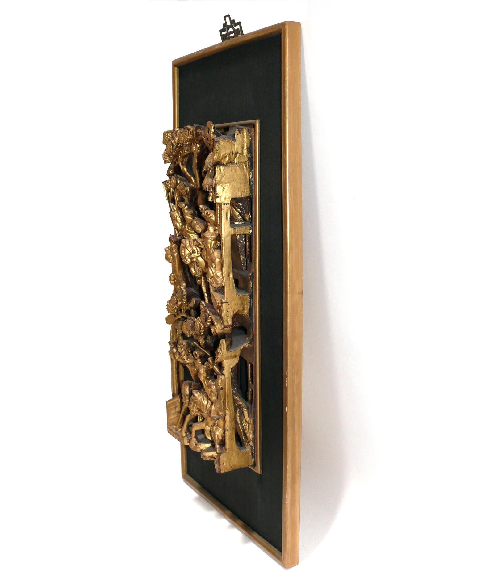 Laiton Groupe de plaques asiatiques en bois doré sculpté à la main  en vente