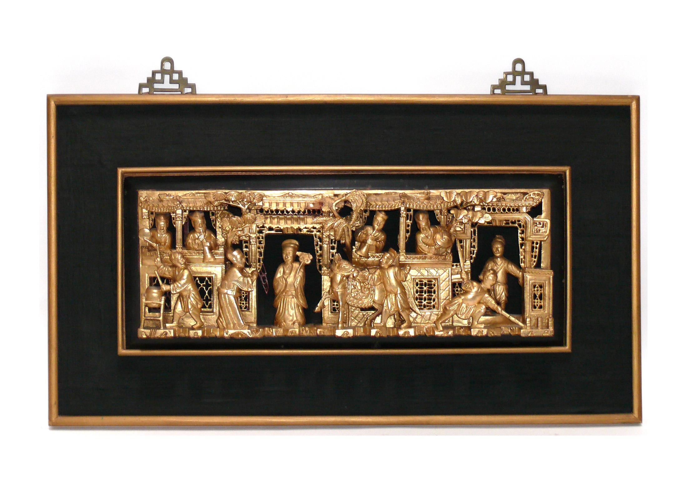 Groupe de plaques asiatiques en bois doré sculpté à la main  en vente 1