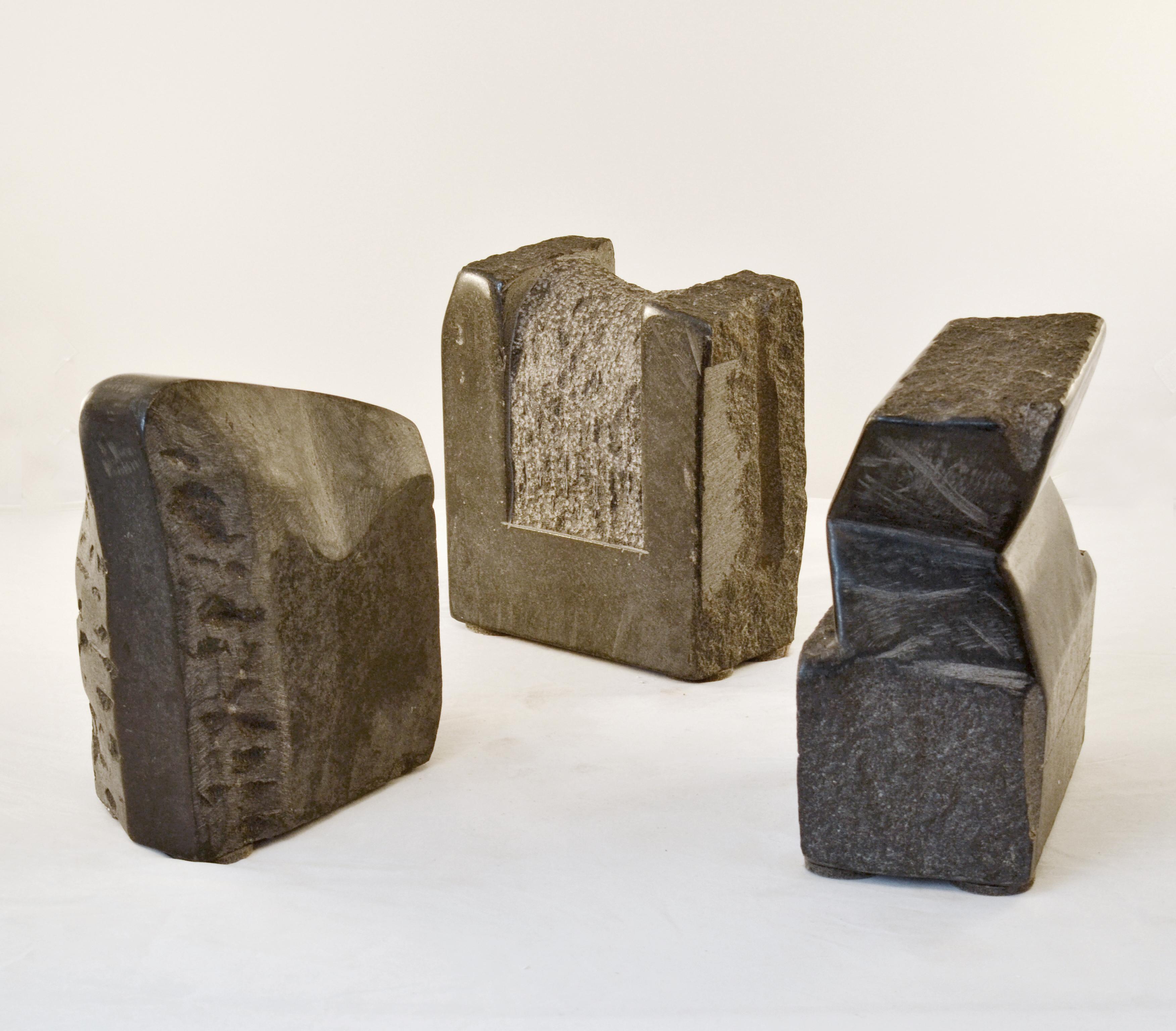 Abstrakte Skulptur aus Granit, handgeschnitzt von dem niederländischen Künstler J. Metaho, aus den 1970er Jahren. Der teilweise polierte Granit ist mit schwebenden Ebenen an schrägen Stellen von beiden Seiten der Skulptur aus bearbeitet. Der gesamte