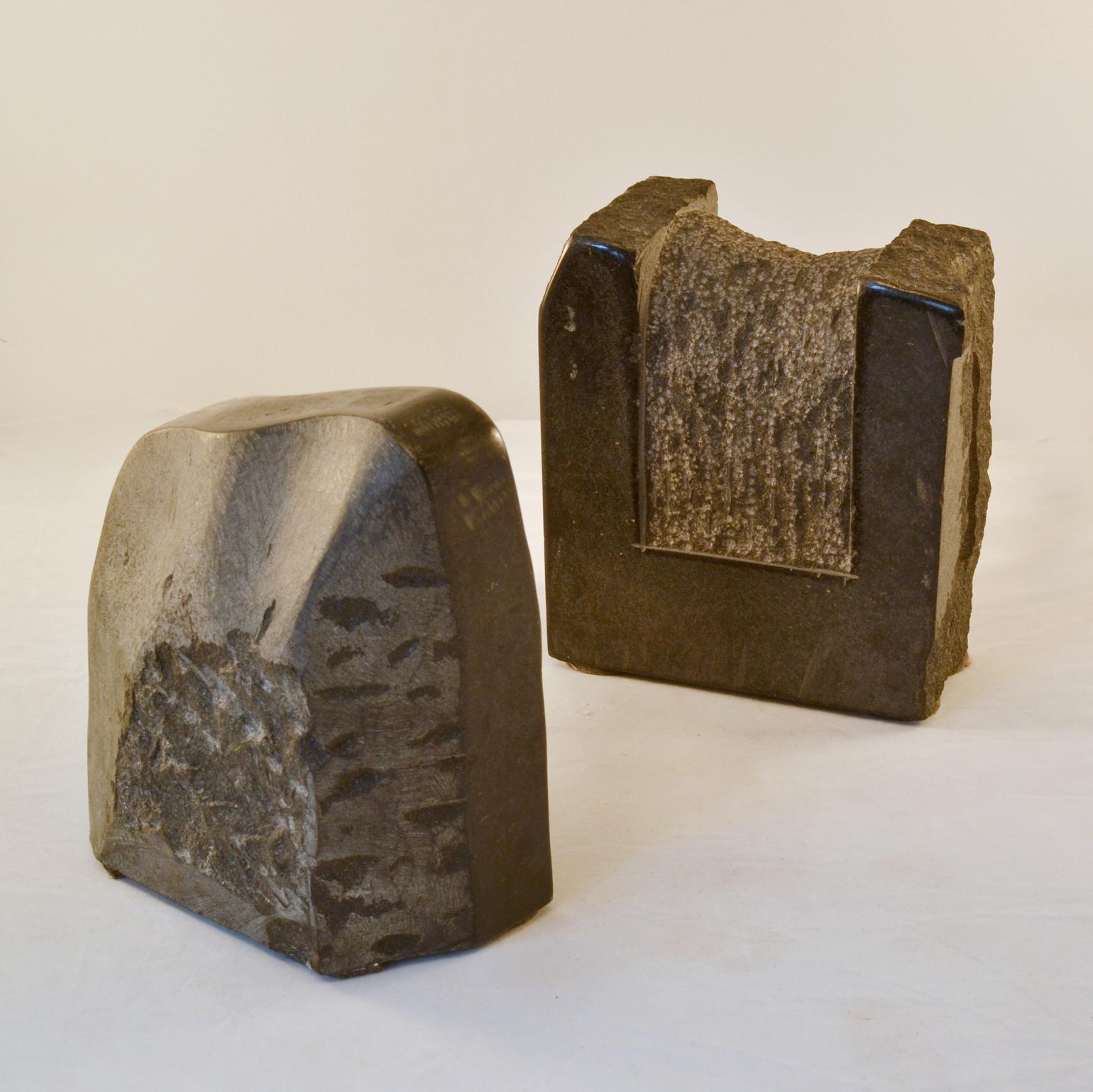 Intagliato a mano Gruppo di sculture geometriche astratte olandesi in granito nero in vendita