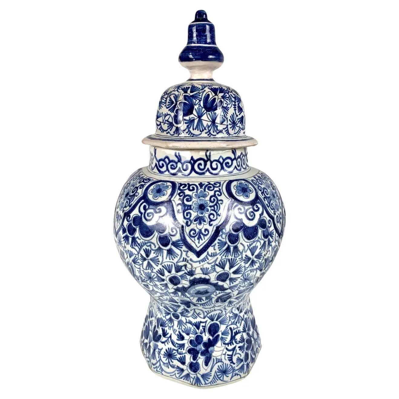 Peint à la main  Petits vases et pots de Delft bleu et blanc 18ème siècle, ensemble de sept en vente