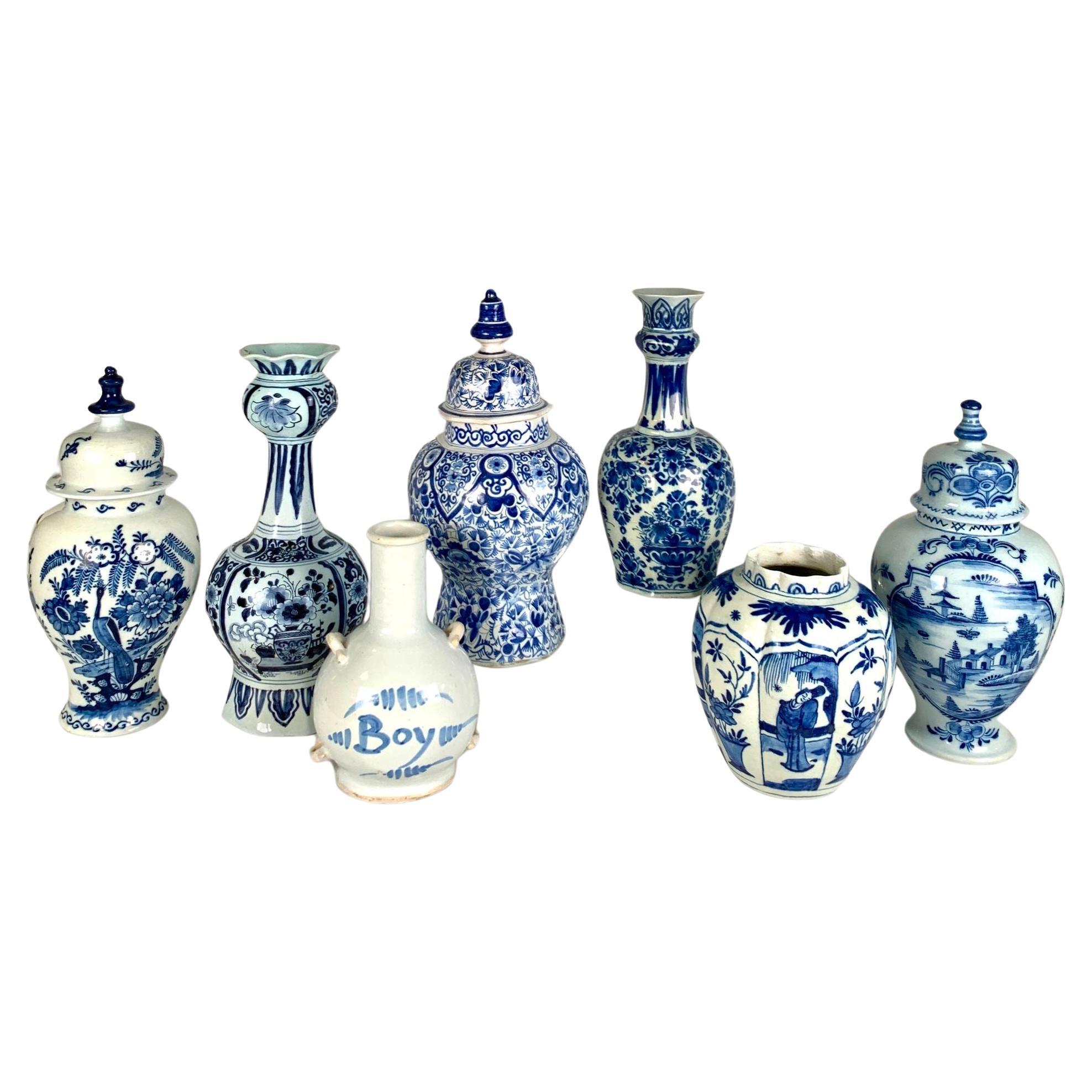  Petits vases et pots de Delft bleu et blanc 18ème siècle, ensemble de sept en vente