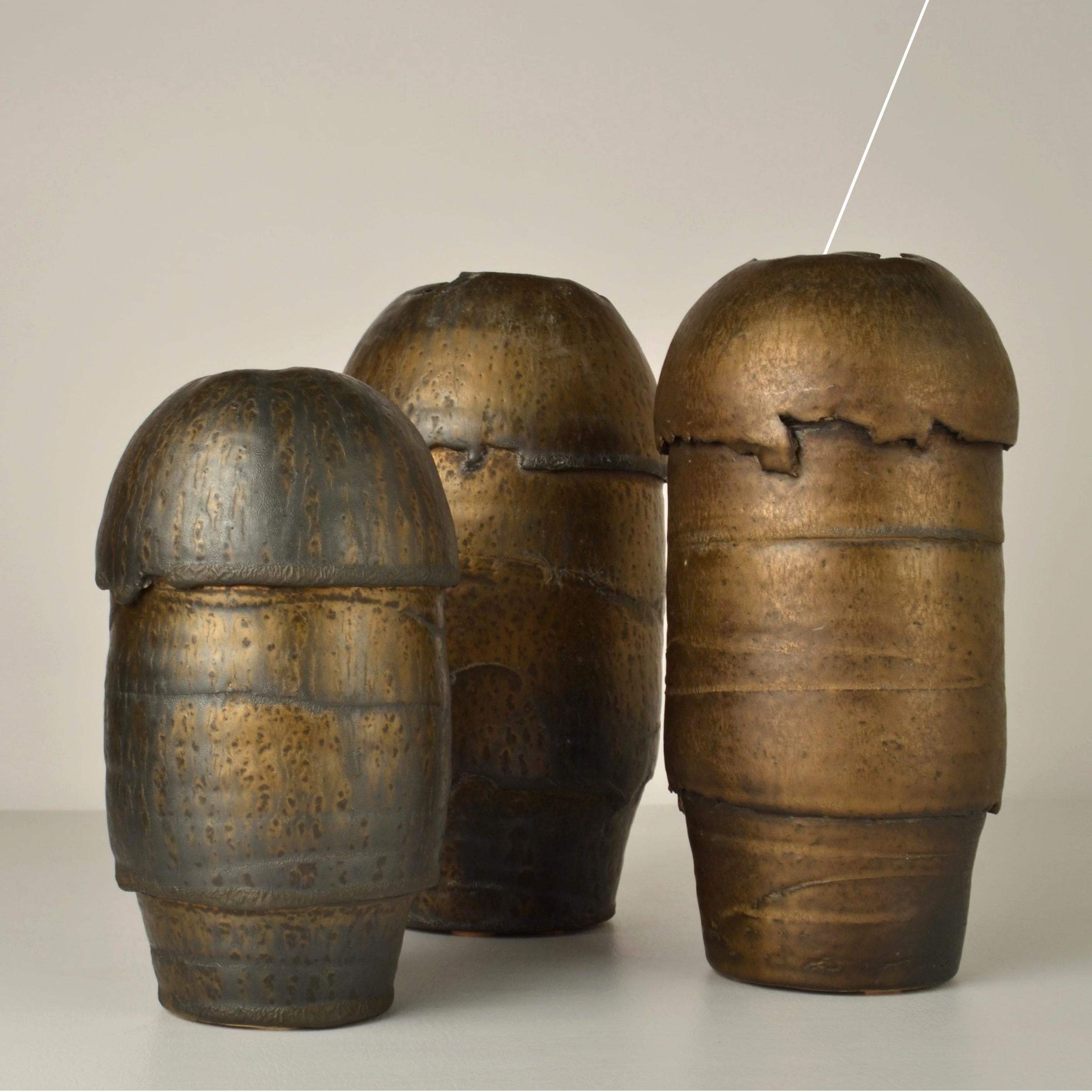 Set di quattro vasi in bronzo di Studio Pottery di varie altezze del ceramista olandese Jaan Mobach degli anni '70. I vasi sono in parte torniti e formati a mano con aperture irregolari. Le forme libere esprimono un dialogo comune. Gli smalti di