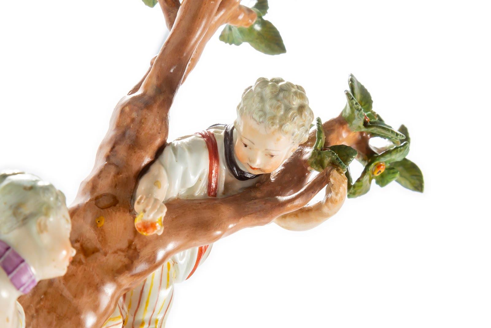 Gruppo di bambini sotto l'albero

Vienna 
xIX secolo
Porcellana
Marchio per Vienna

Misure: Altezza 28 cm
Larghezza 15 cm

Prezzo: 6.000 dollari.
  