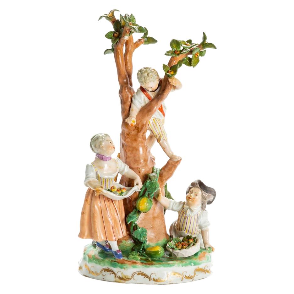 Gruppo di bambini sotto l'albero in vendita