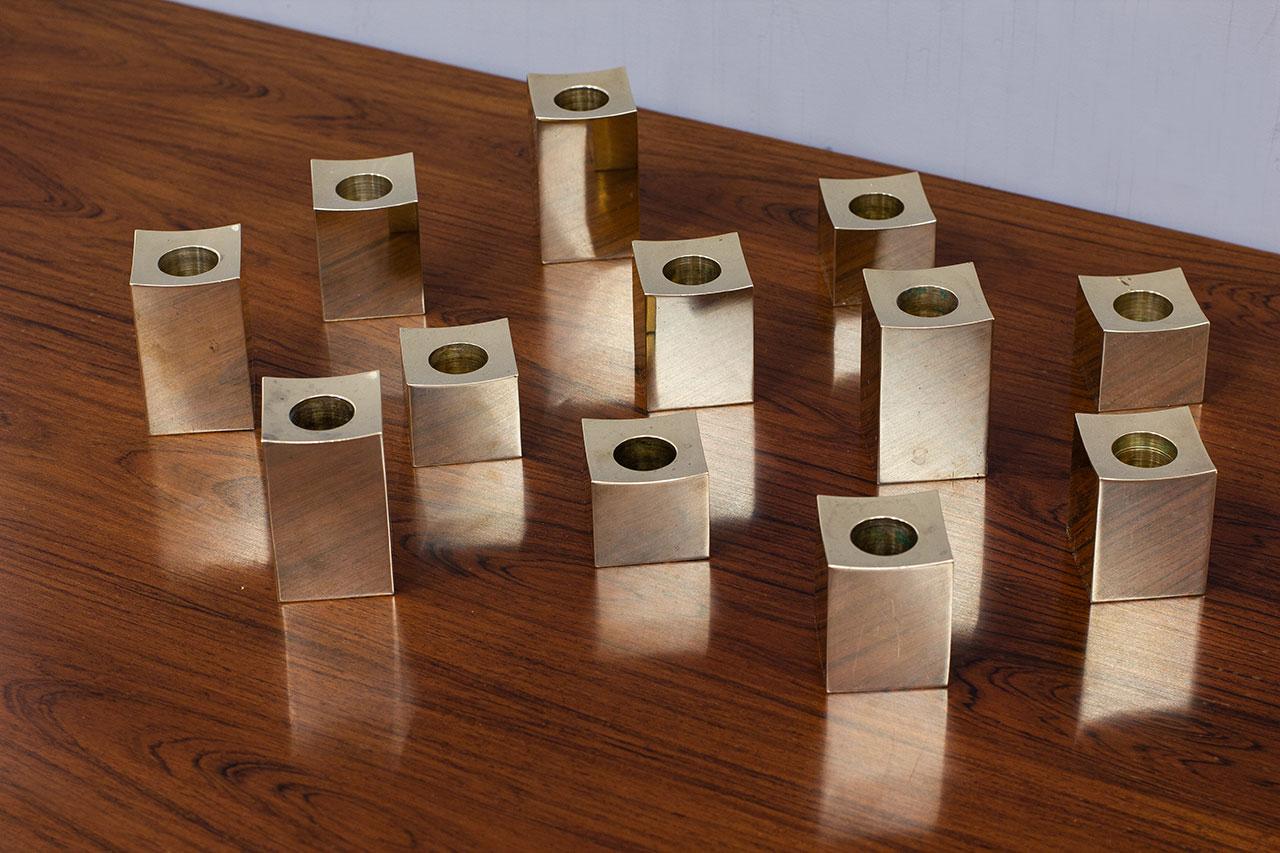 Groupe de chandeliers cubiques en laiton massif par Gusum Metallslöjden, Suède en vente 2
