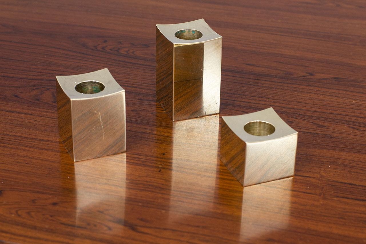 Groupe de chandeliers cubiques en laiton massif par Gusum Metallslöjden, Suède Bon état - En vente à Stockholm, Stockholms län