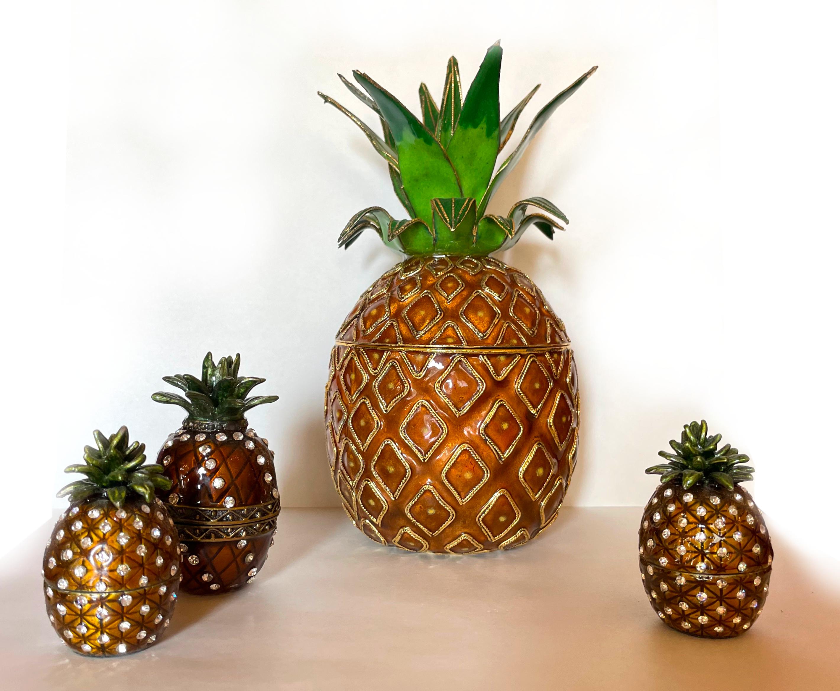 
Grupo de ocho artículos de mesa esmaltados
Consta de un pavo real, dos marcos, cuatro piñas y una caja con plumas cubiertas.
Altura de la piña más grande 17,14 cm (6,75 pulg.)
Informe sobre el estado
Buen estado y aspecto general.