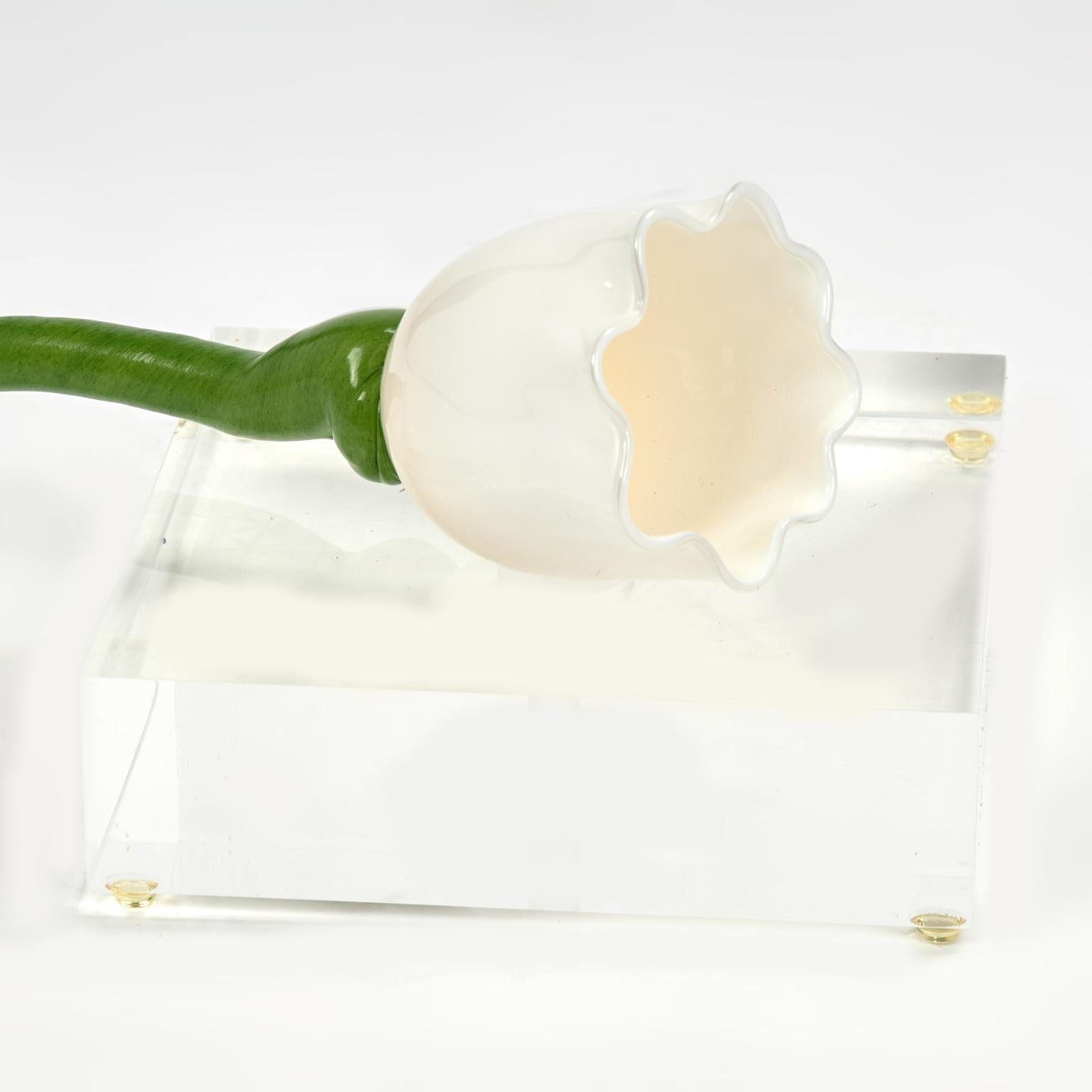 XXI secolo e contemporaneo Gruppo di cinque fiori a stelo lungo in vetro artistico in vendita