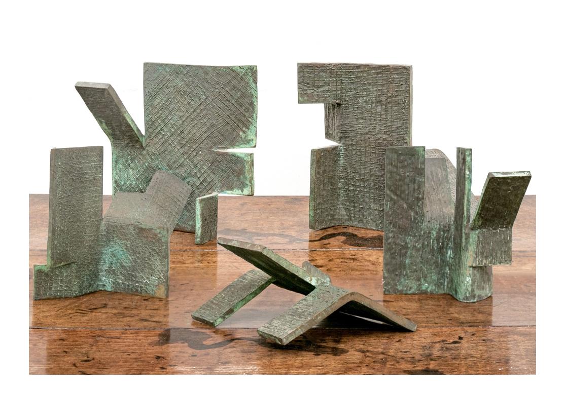 Fascinant groupe de 5 sculptures en bronze non signées de forme brutaliste. Deux des sculptures présentent des stries en losange et trois des stries verticales/horizontales. L'ensemble peut être positionné de la manière que l'on souhaite.