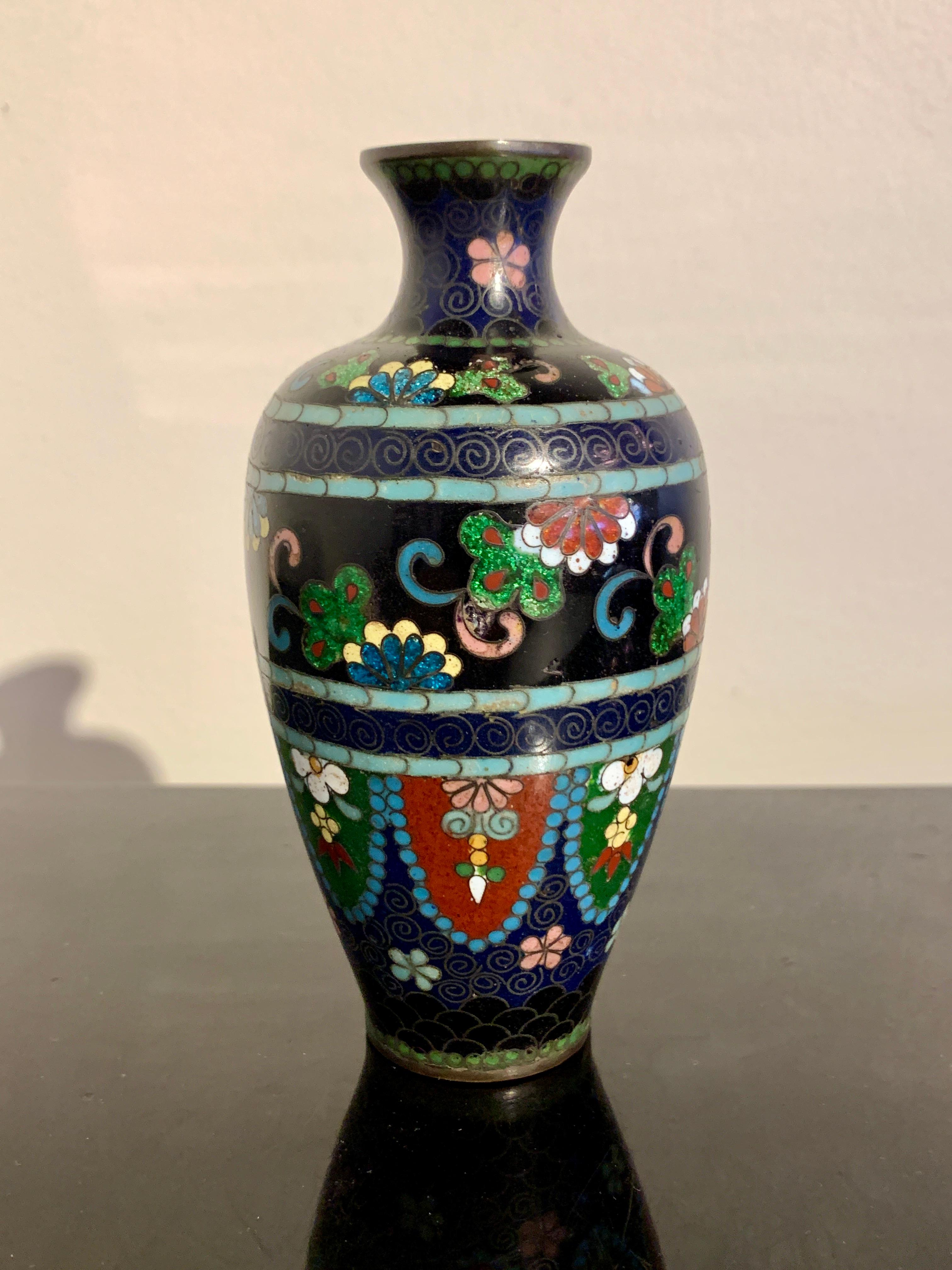 Group of Five Small Japanese Cloisonne Vases, Meiji Period, Early 20th C, Japan In Good Condition In Austin, TX