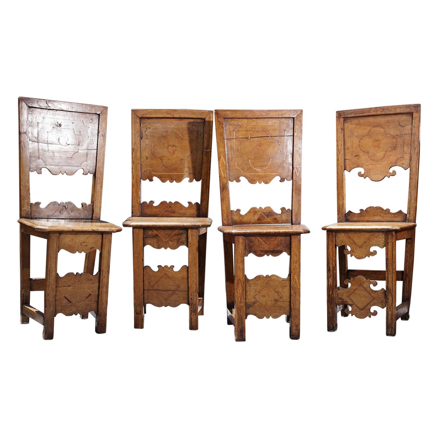 Gruppe von vier Beistellstühlen aus Nussbaum mit Intarsien aus dem 18