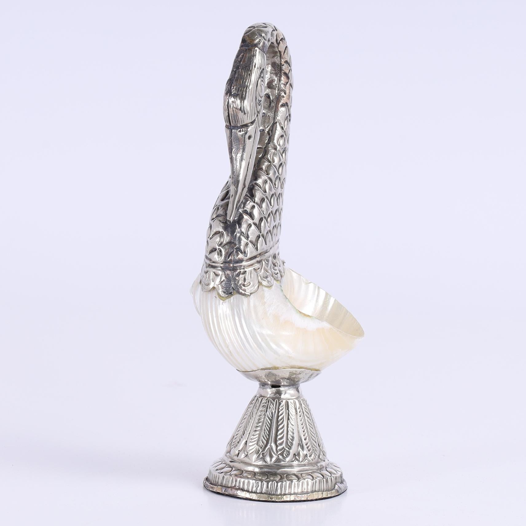 Grupo de cuatro cisnes angloindios de concha marina y metal, precio individual en venta 5