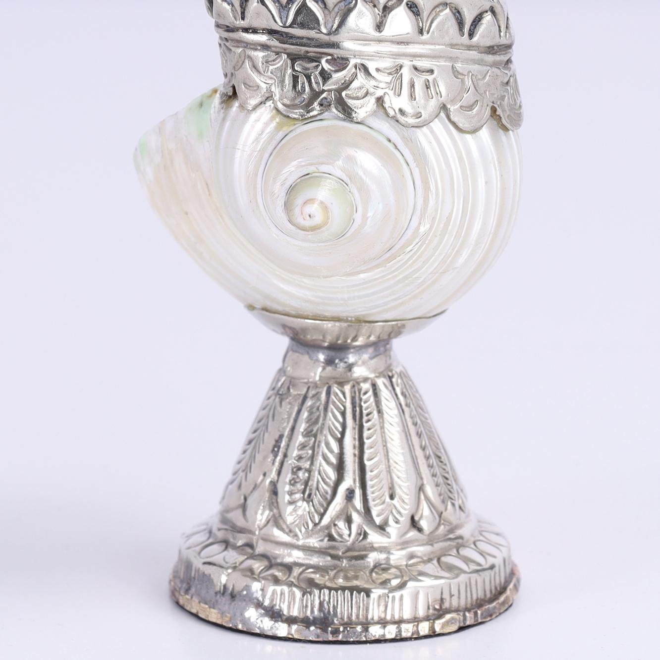Grupo de cuatro cisnes angloindios de concha marina y metal, precio individual en venta 7