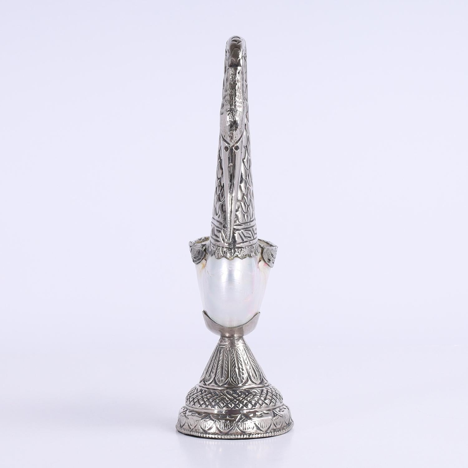 Grupo de cuatro cisnes angloindios de concha marina y metal, precio individual en venta 9