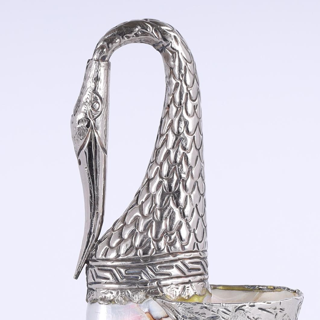 Grupo de cuatro cisnes angloindios de concha marina y metal, precio individual en venta 10