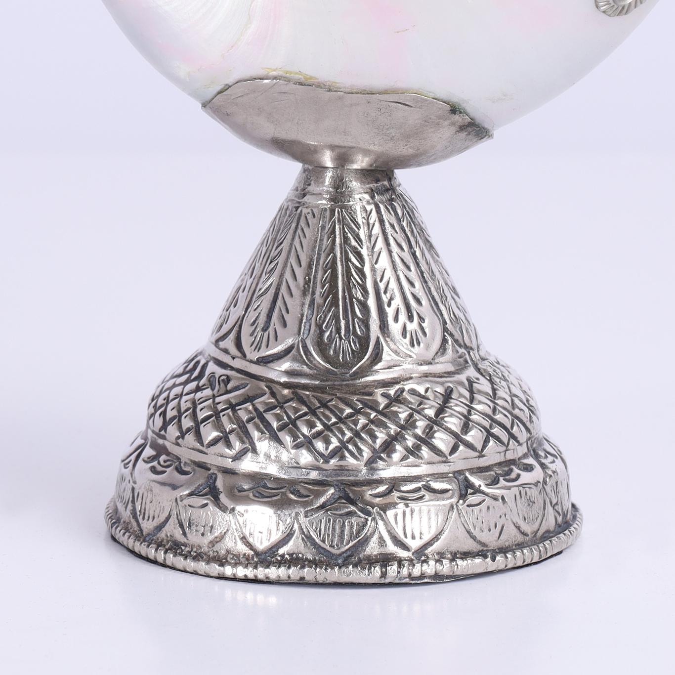 Grupo de cuatro cisnes angloindios de concha marina y metal, precio individual en venta 12