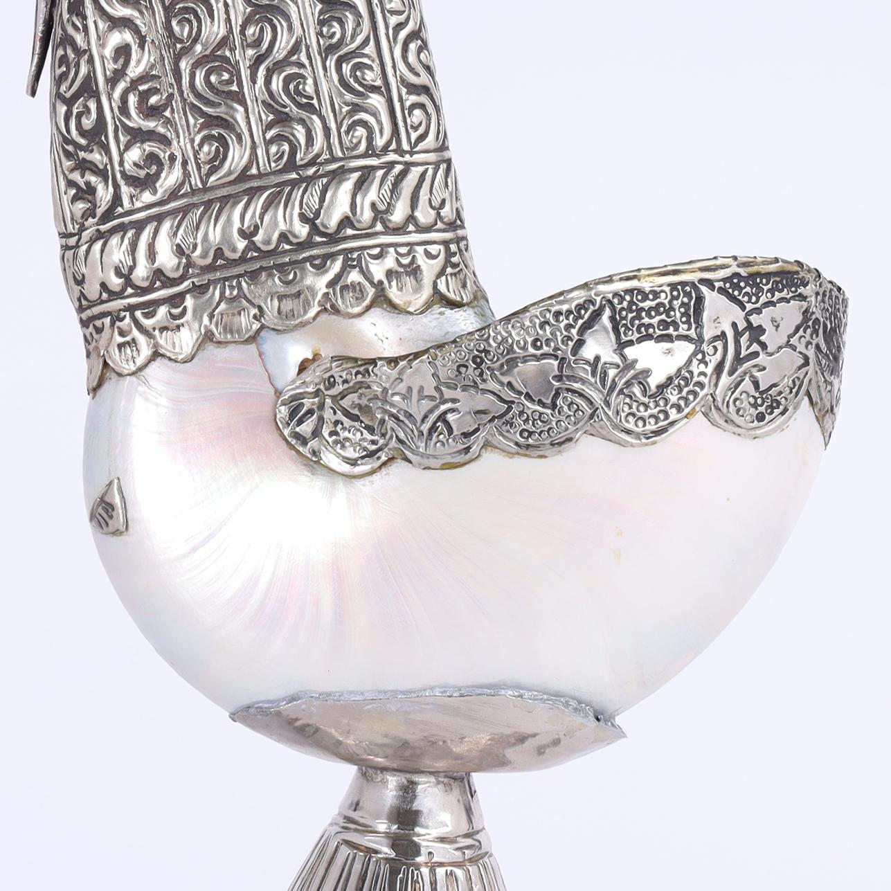 Grupo de cuatro cisnes angloindios de concha marina y metal, precio individual Indio en venta