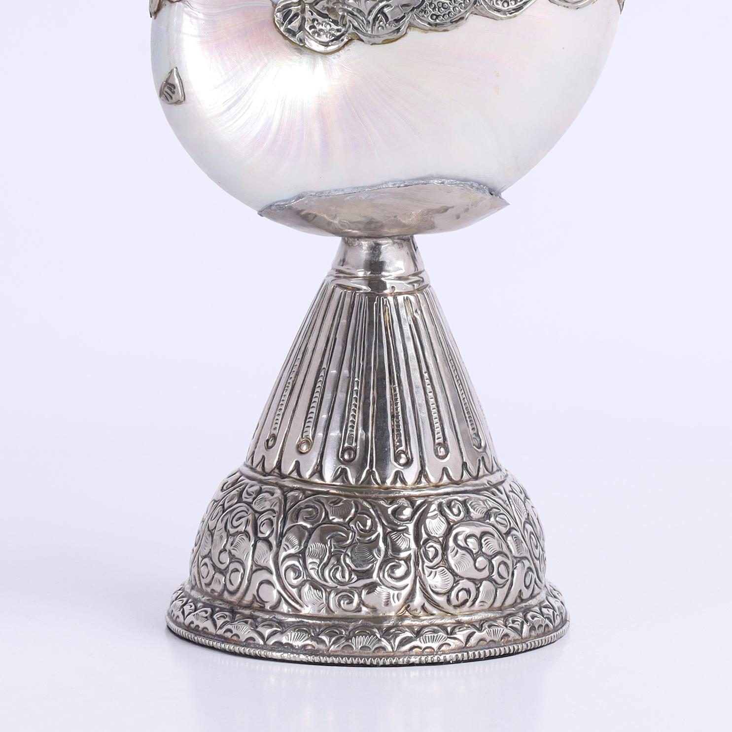 Grupo de cuatro cisnes angloindios de concha marina y metal, precio individual Martillado en venta