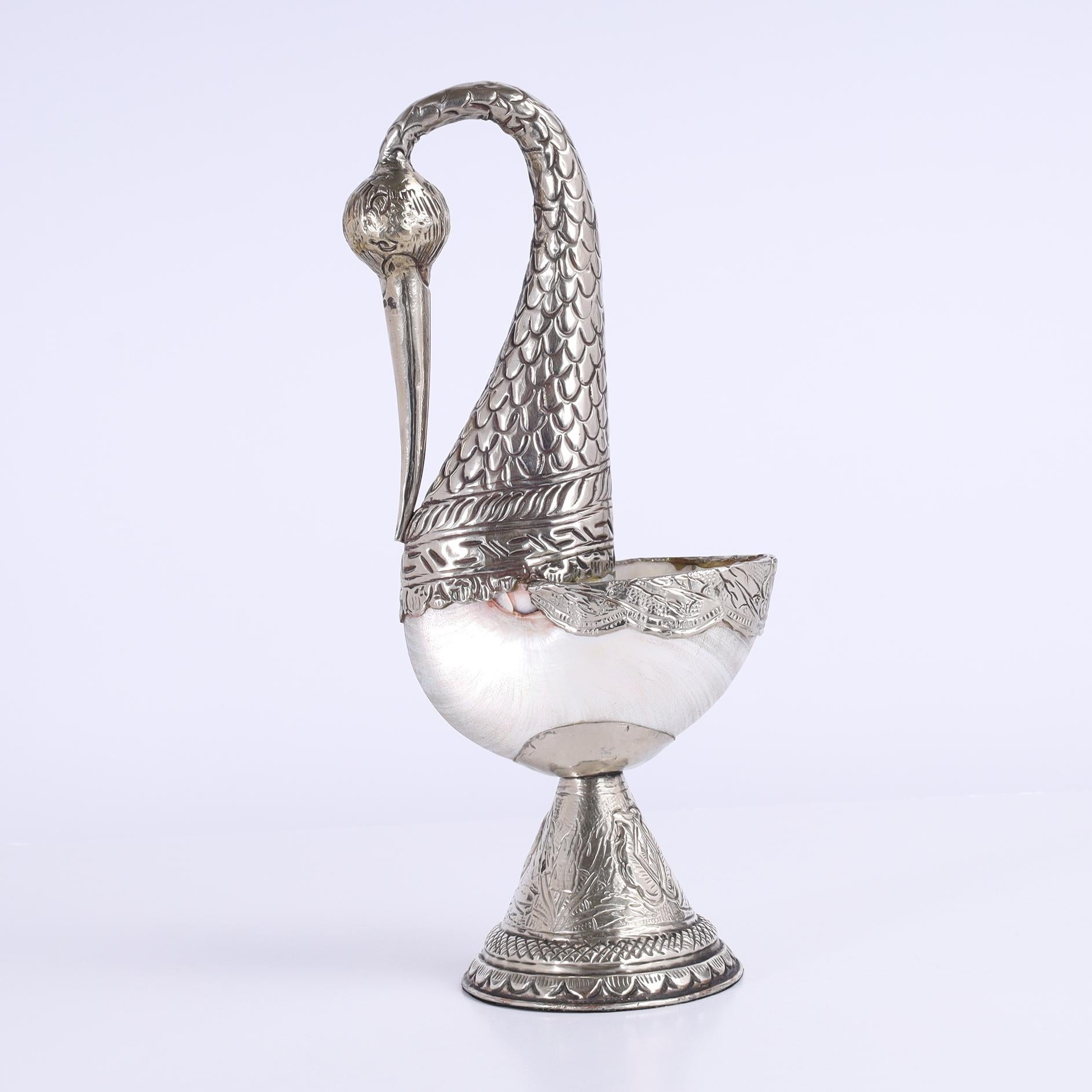 Grupo de cuatro cisnes angloindios de concha marina y metal, precio individual en Bueno estado para la venta en Palm Beach, FL