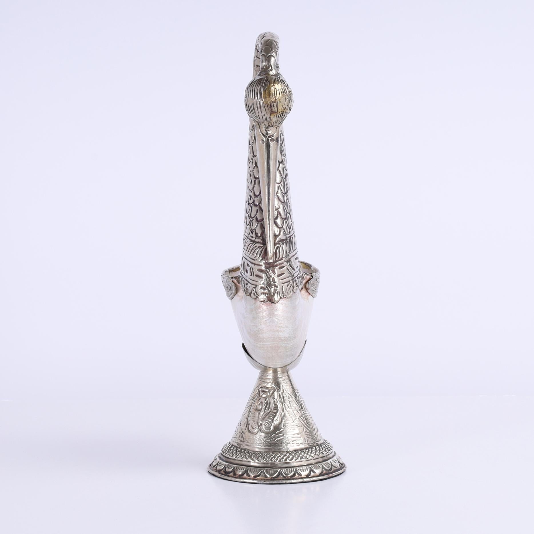 Grupo de cuatro cisnes angloindios de concha marina y metal, precio individual siglo XX en venta