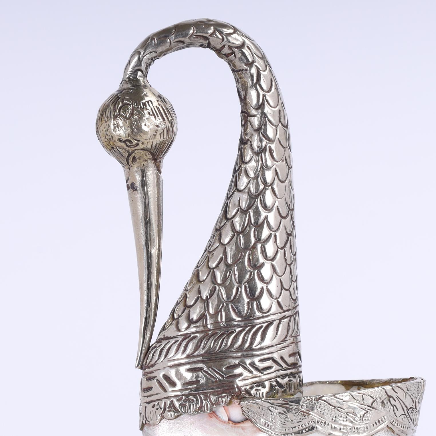 Grupo de cuatro cisnes angloindios de concha marina y metal, precio individual Metal en venta