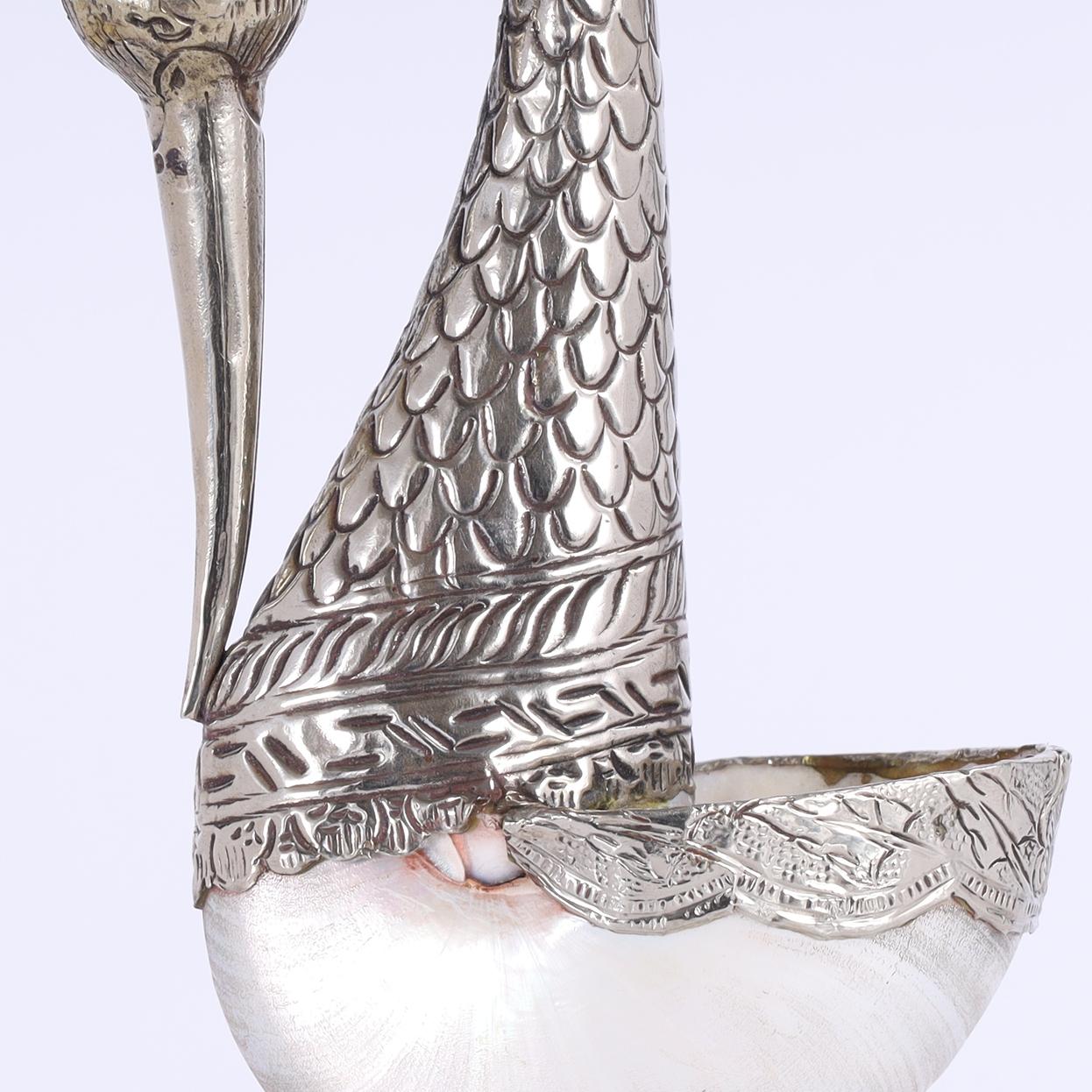 Grupo de cuatro cisnes angloindios de concha marina y metal, precio individual en venta 1
