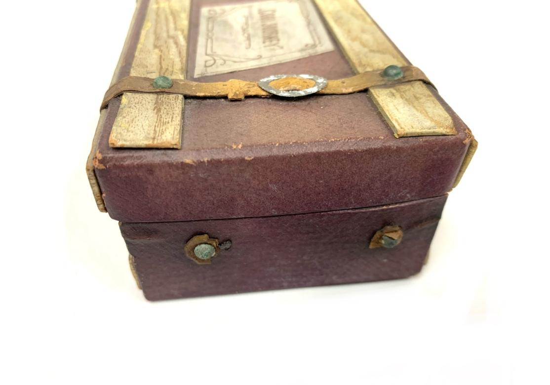 Groupe de quatre malles et boîtes à chapeau antiques miniatures contenant des bonbons en vente 3