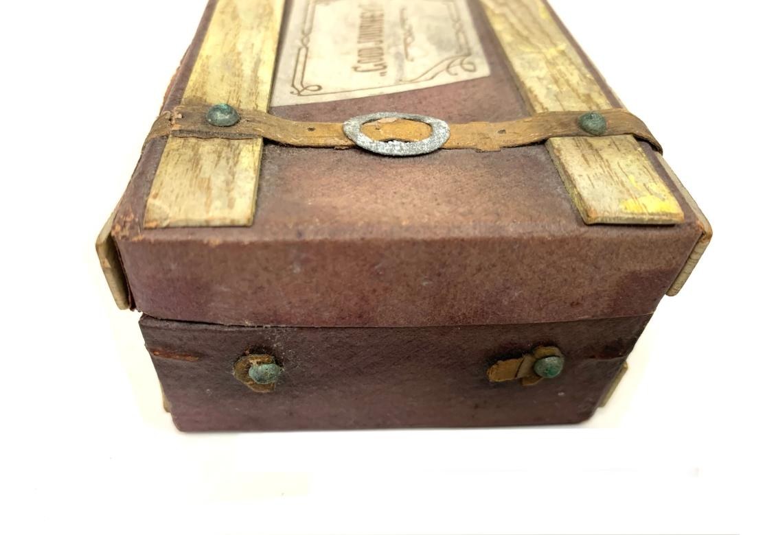 Groupe de quatre malles et boîtes à chapeau antiques miniatures contenant des bonbons en vente 5