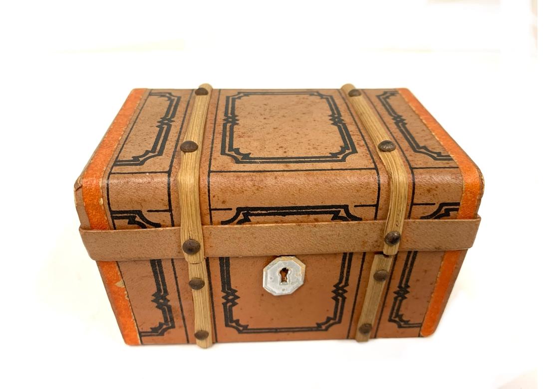 Groupe de quatre malles et boîtes à chapeau antiques miniatures contenant des bonbons en vente 7