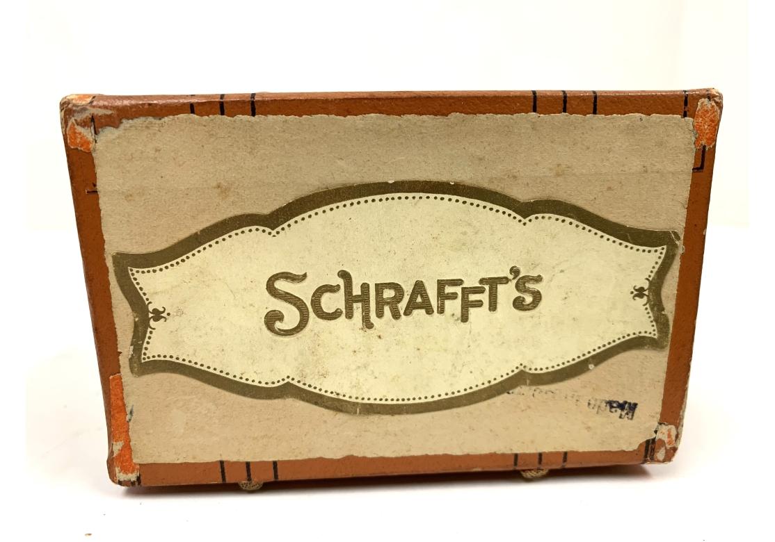 Groupe de quatre malles et boîtes à chapeau antiques miniatures contenant des bonbons en vente 8