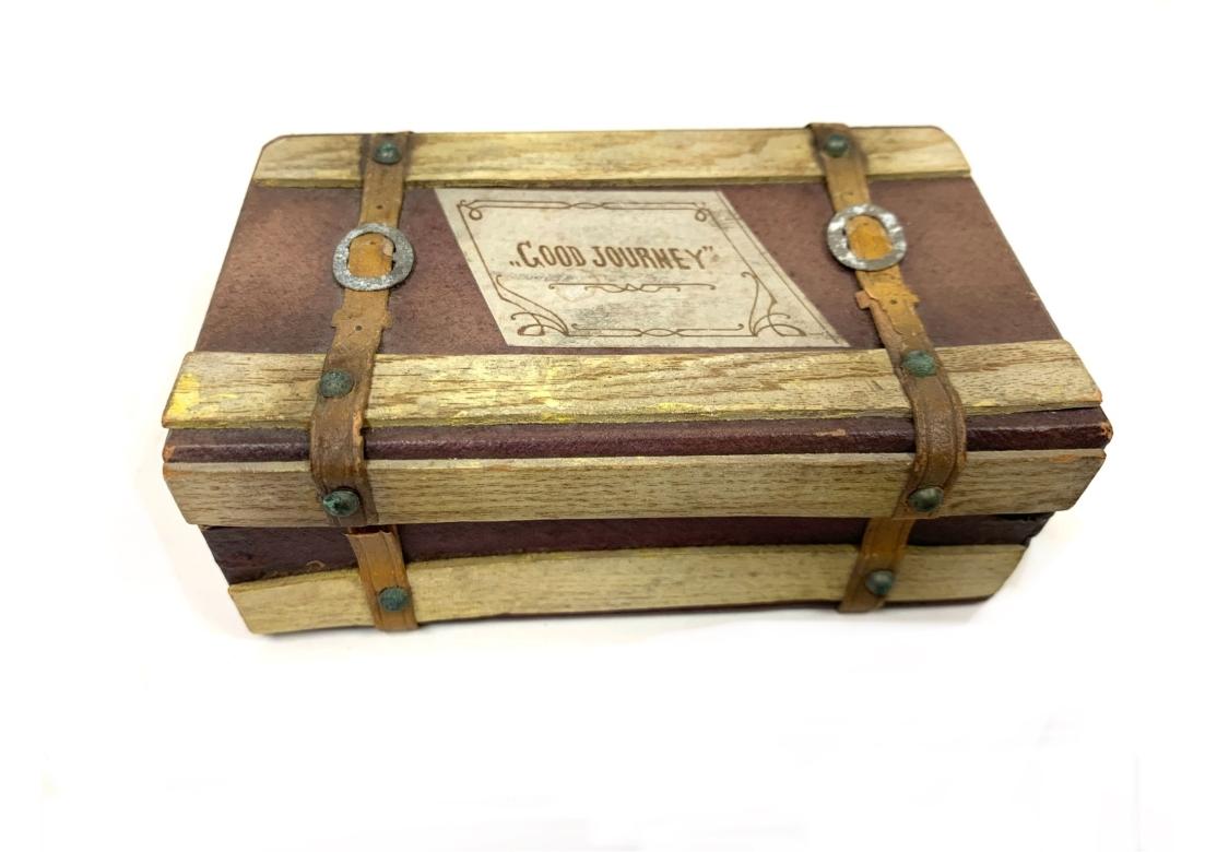 20ième siècle Groupe de quatre malles et boîtes à chapeau antiques miniatures contenant des bonbons en vente