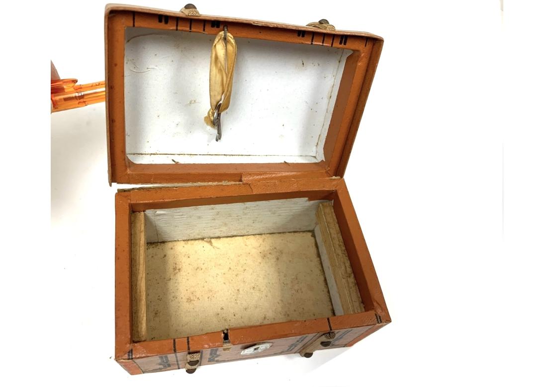 Groupe de quatre malles et boîtes à chapeau antiques miniatures contenant des bonbons en vente 1