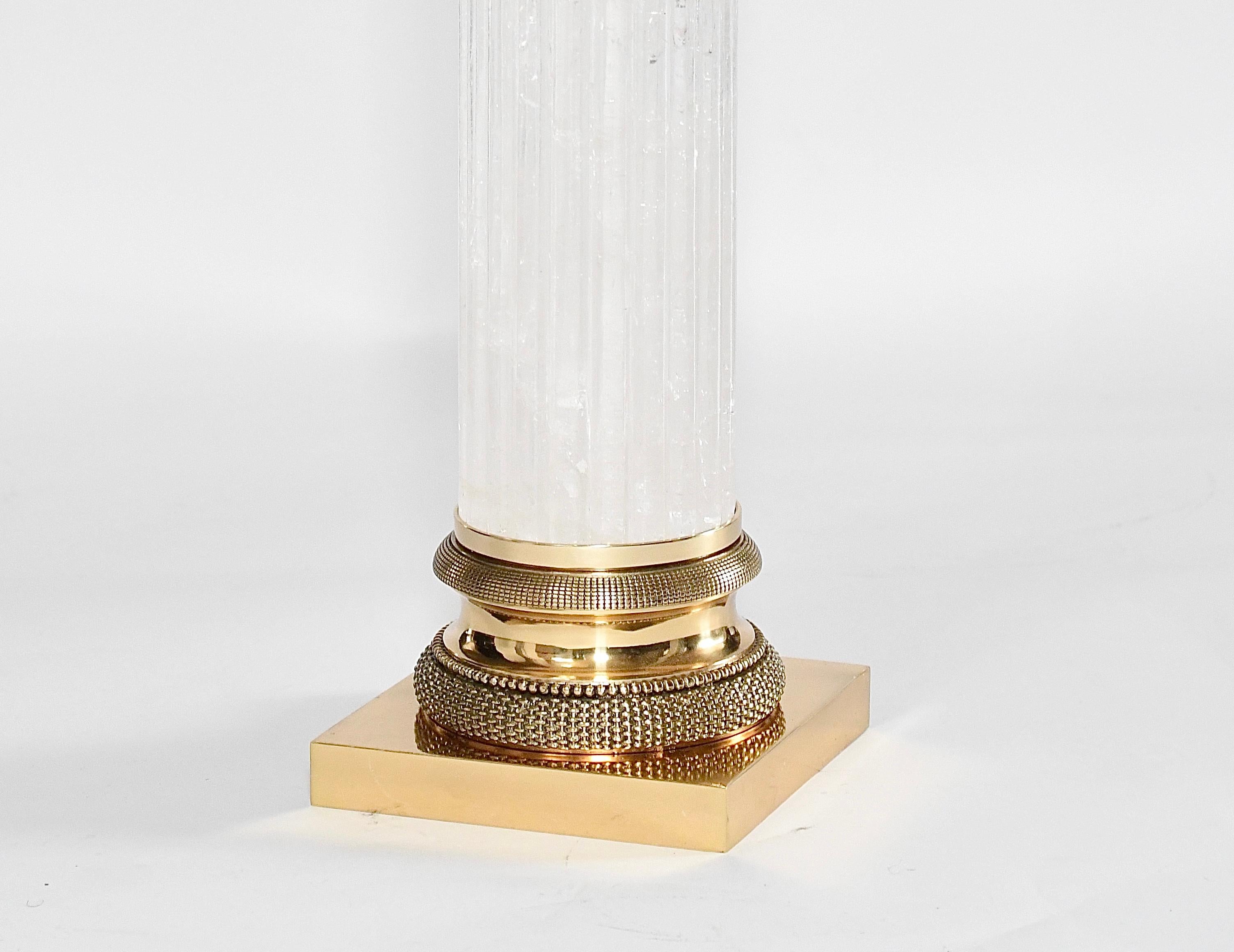 Un groupe de quatre lampes en cristal de roche en forme de colonne finement sculptée et nervurée, avec des bases en laiton doré finement moulées
Chaque lampe installe deux douilles standard
Pour la partie en cristal de roche : 17 po/H
abat-jour