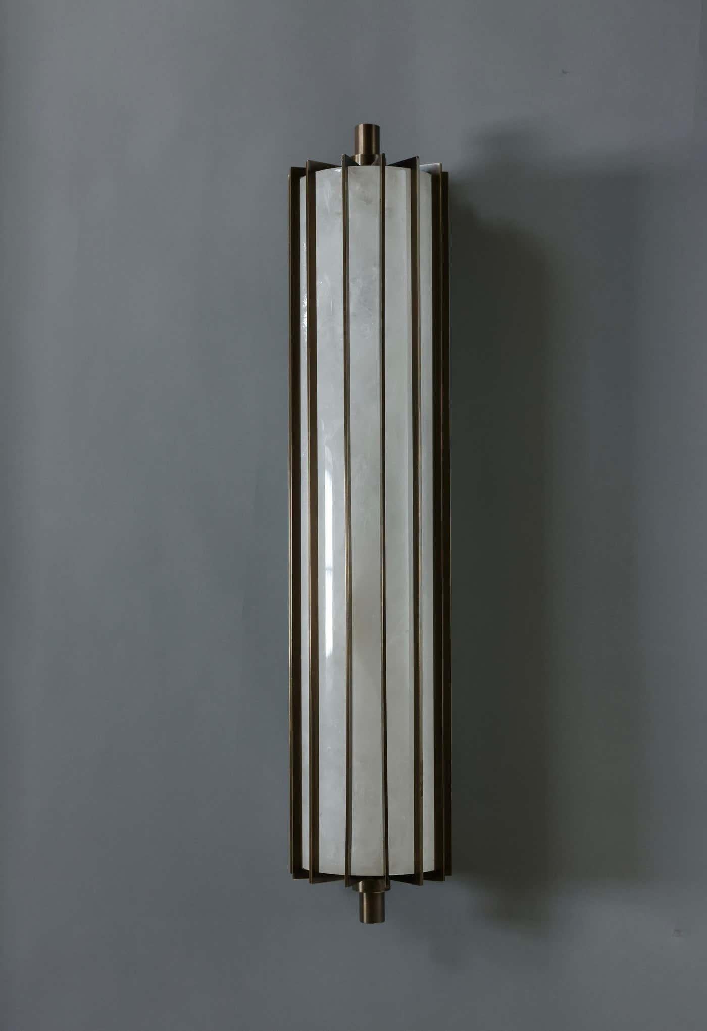 Groupe de quatre appliques en cristal de roche avec décoration en laiton vieilli.
Créer par Phoenix Gallery 
Chaque applique est équipée de quatre douilles.
Utilise quatre ampoules LED candélabres de 60w.
Finition du métal et quantité sur demande.