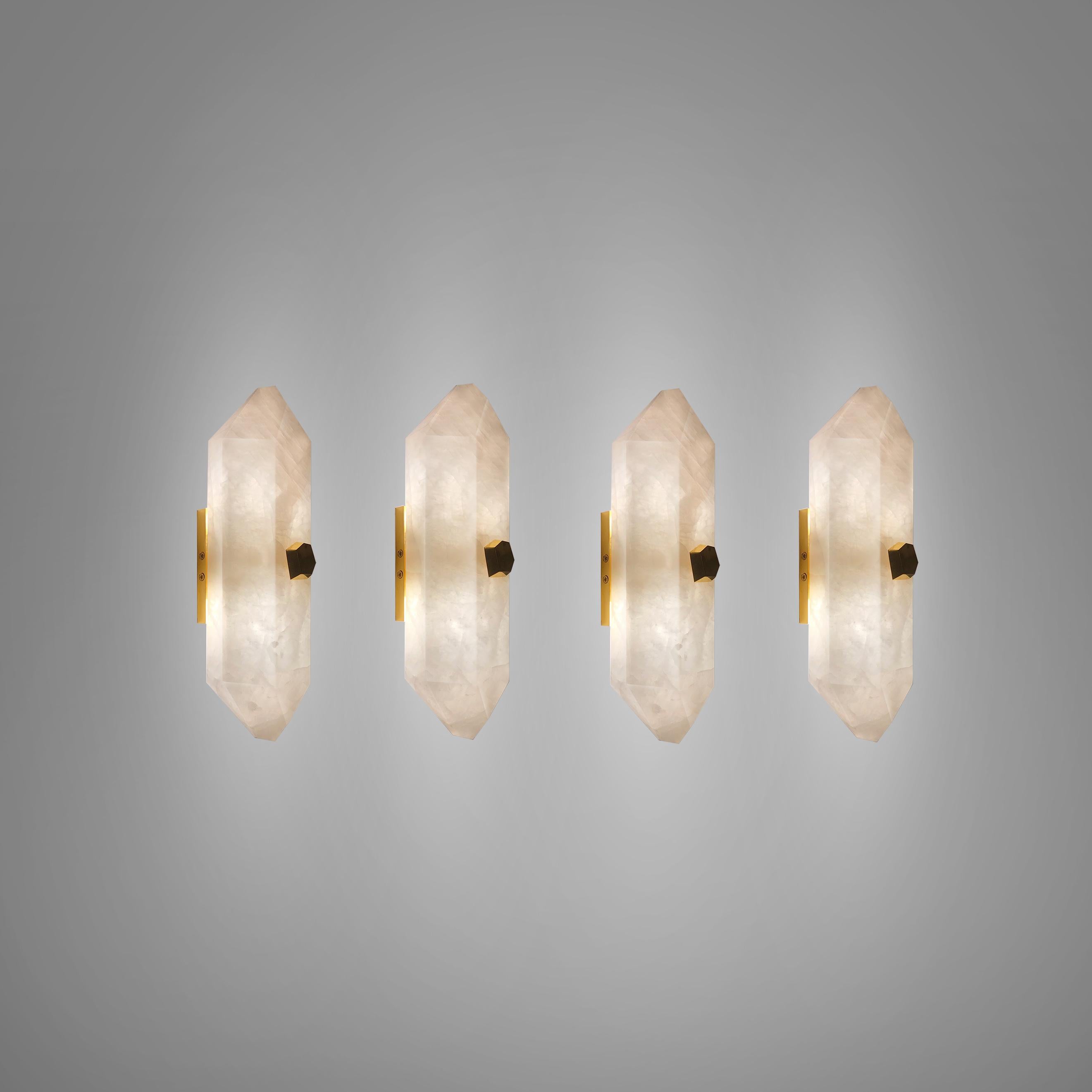Groupe de quatre appliques en cristal de roche finement sculptées en forme de diamant, avec les montures en laiton poli. Chaque applique murale est équipée de deux douilles, 60 watts maximum par douille, 120 watts au total. Créé par Phoenix Gallery