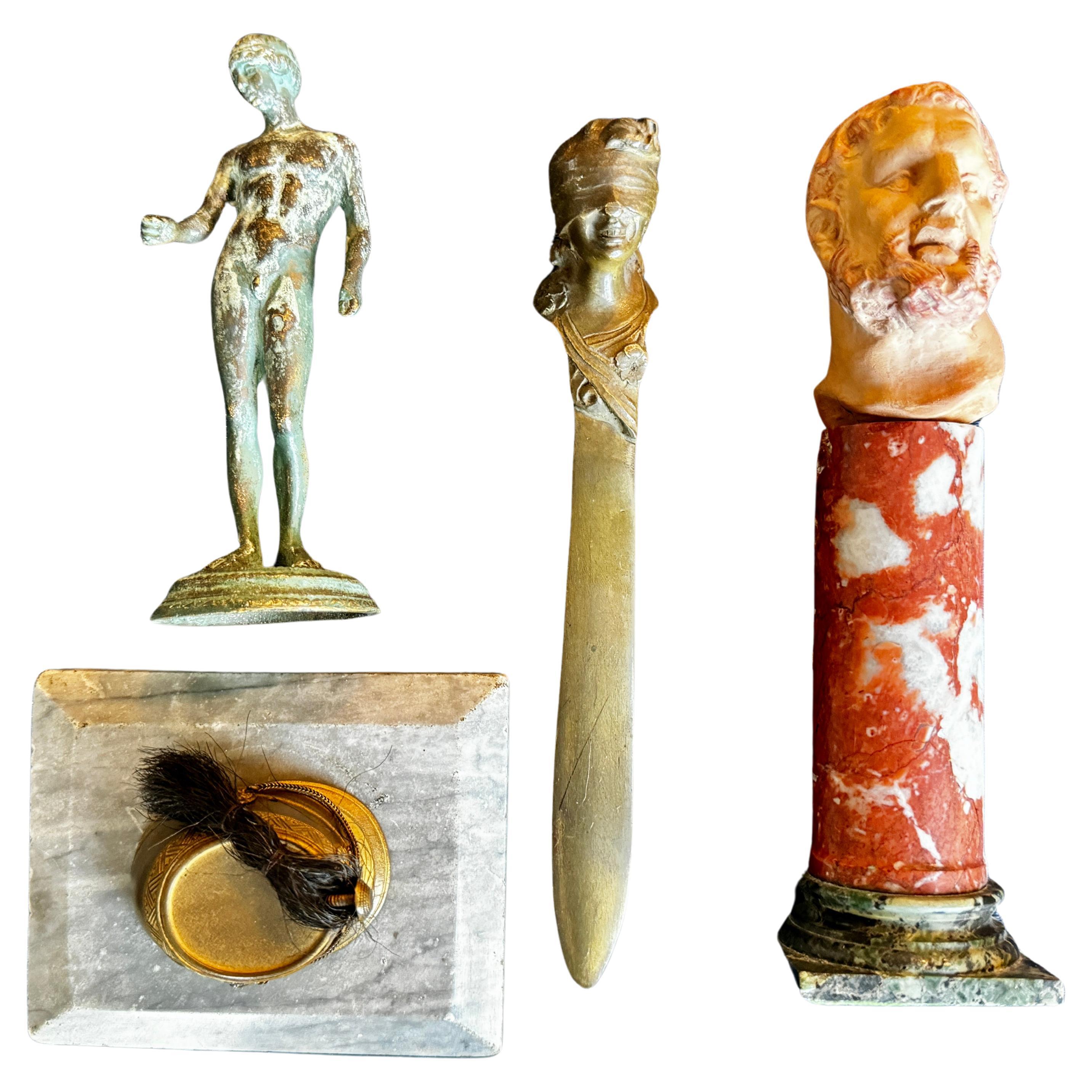 Gruppe von vier französischen dekorativen Gegenständen, Brieföffner, Briefbeschwerer, Figur und B im Angebot