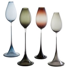 Groupe de quatre vases tulipe « Tulipe » de Nils Landberg pour Orrefors Suède, exposition 1957