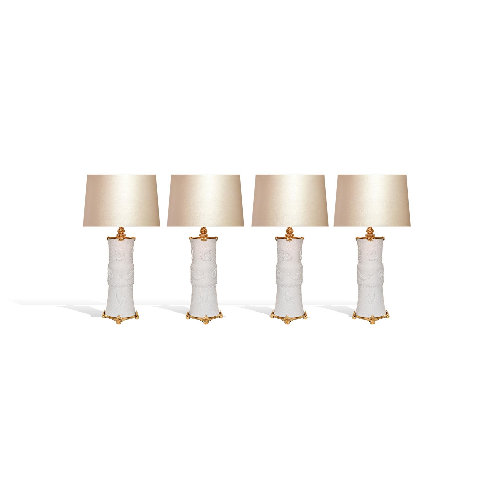 Groupe de quatre lampes en porcelaine montées sur bronze doré Excellent état - En vente à New York, NY