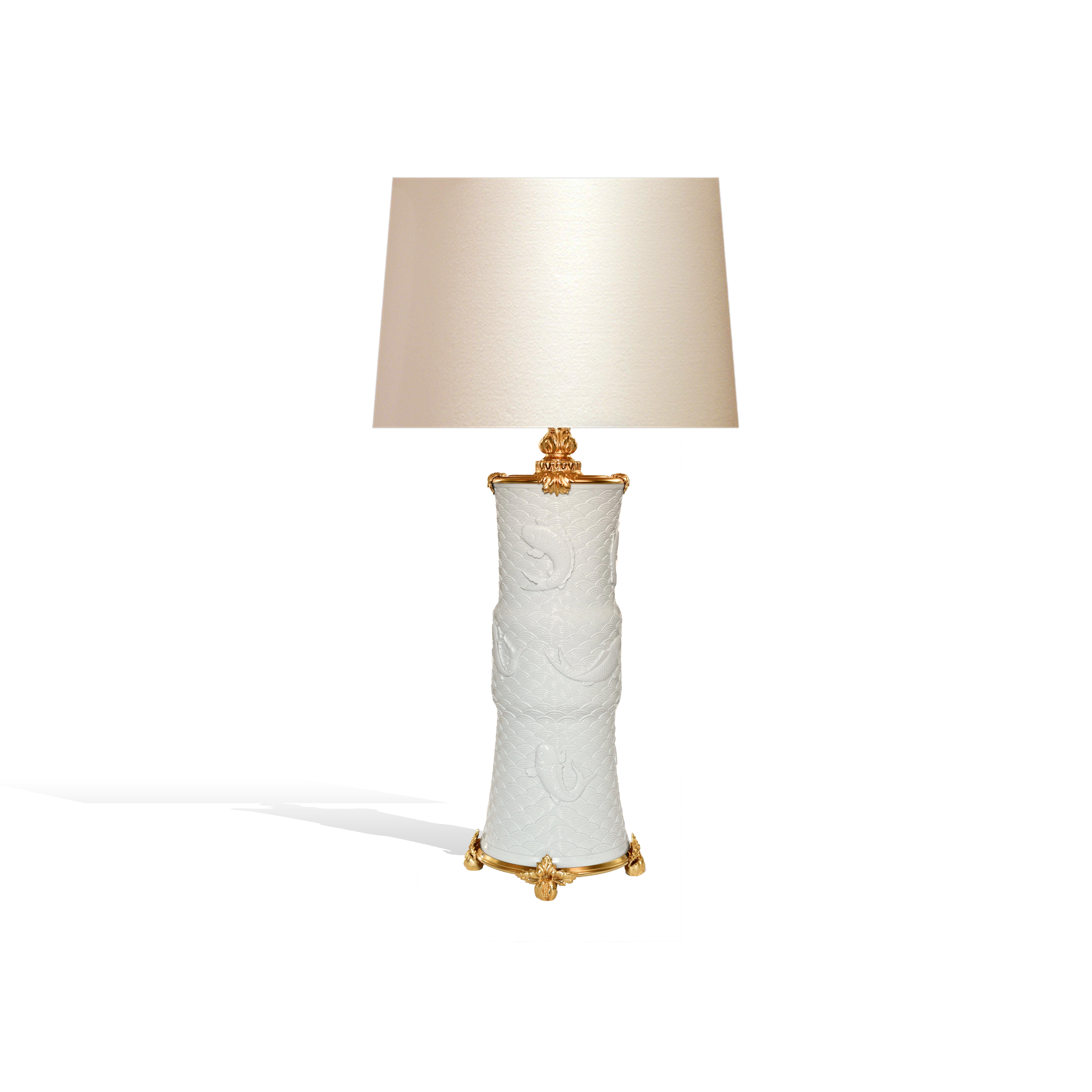 Groupe de quatre lampes en porcelaine blanc cassé montées en bronze doré avec des carpes oscillantes finement sculptées dans le décor de vagues stylisées. Chaque lampe a installé deux douilles. L'abat-jour n'est pas inclus
Le haut du vase a une