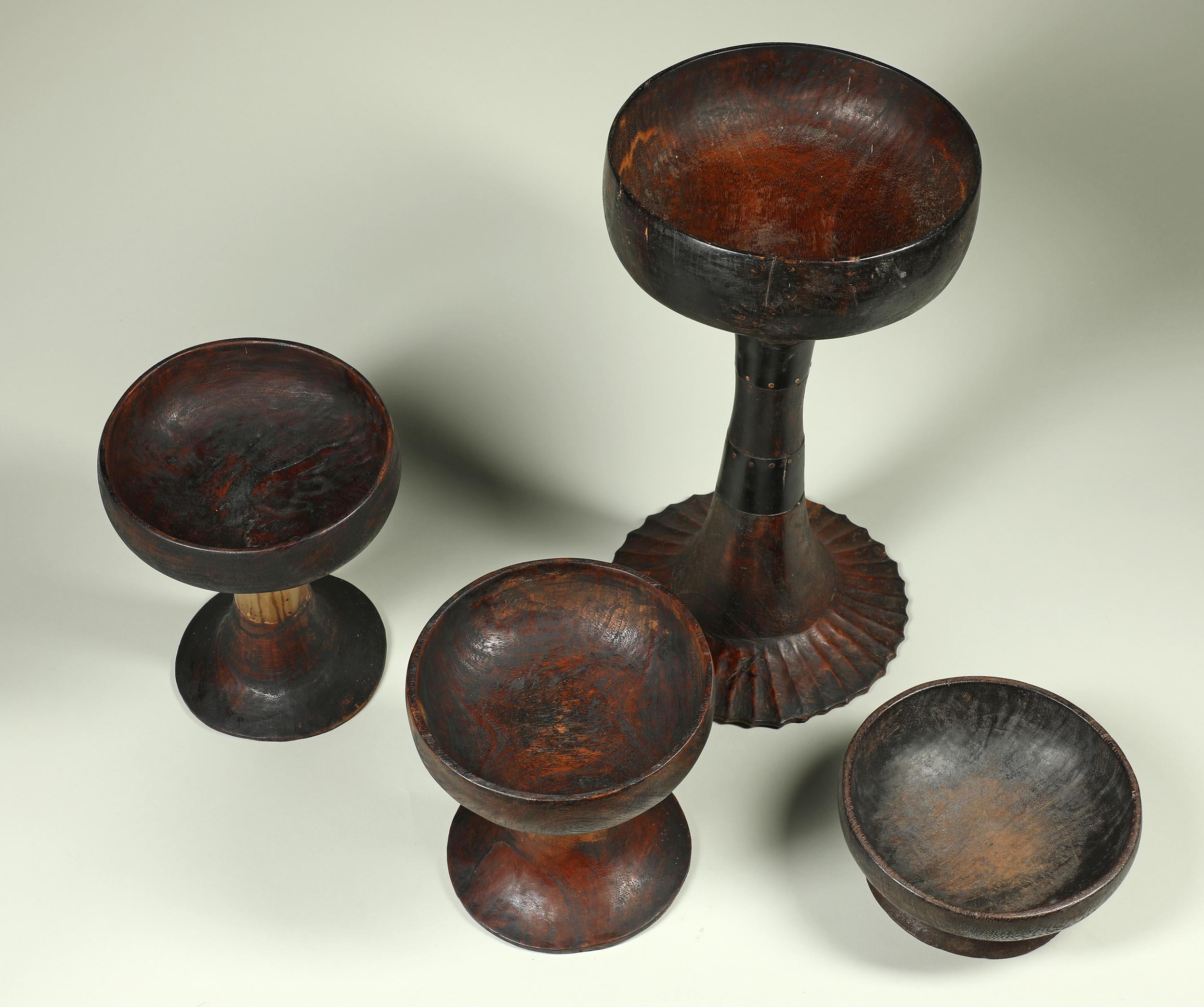 Gruppo di quattro ciotole per offerte in legno di Toraja, provenienti da Sulawesi, Indonesia, con patina scura e profonda dovuta all'uso.
Create con legno duro nativo e con anelli di corno nella parte centrale (tranne che nella più piccola), queste