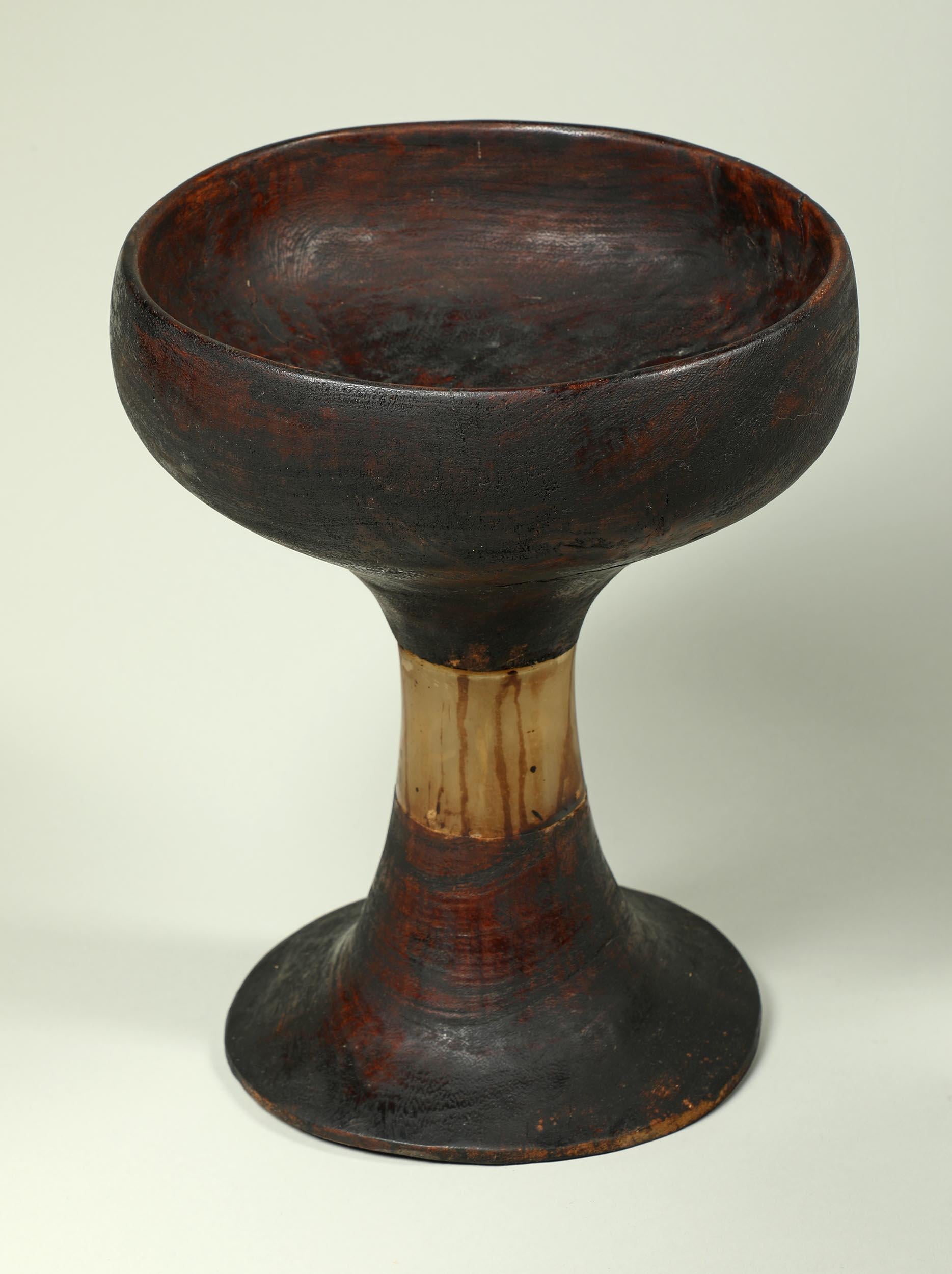Tribale Gruppo di quattro ciotole da offerta in Wood Toraja, Sulawesi, Indonesia Patina scura in vendita