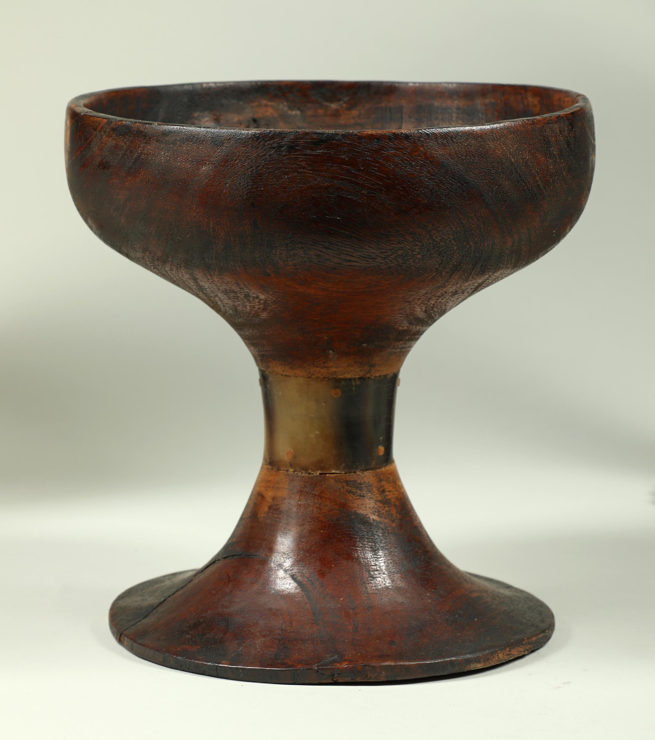 Indonesiano Gruppo di quattro ciotole da offerta in Wood Toraja, Sulawesi, Indonesia Patina scura in vendita