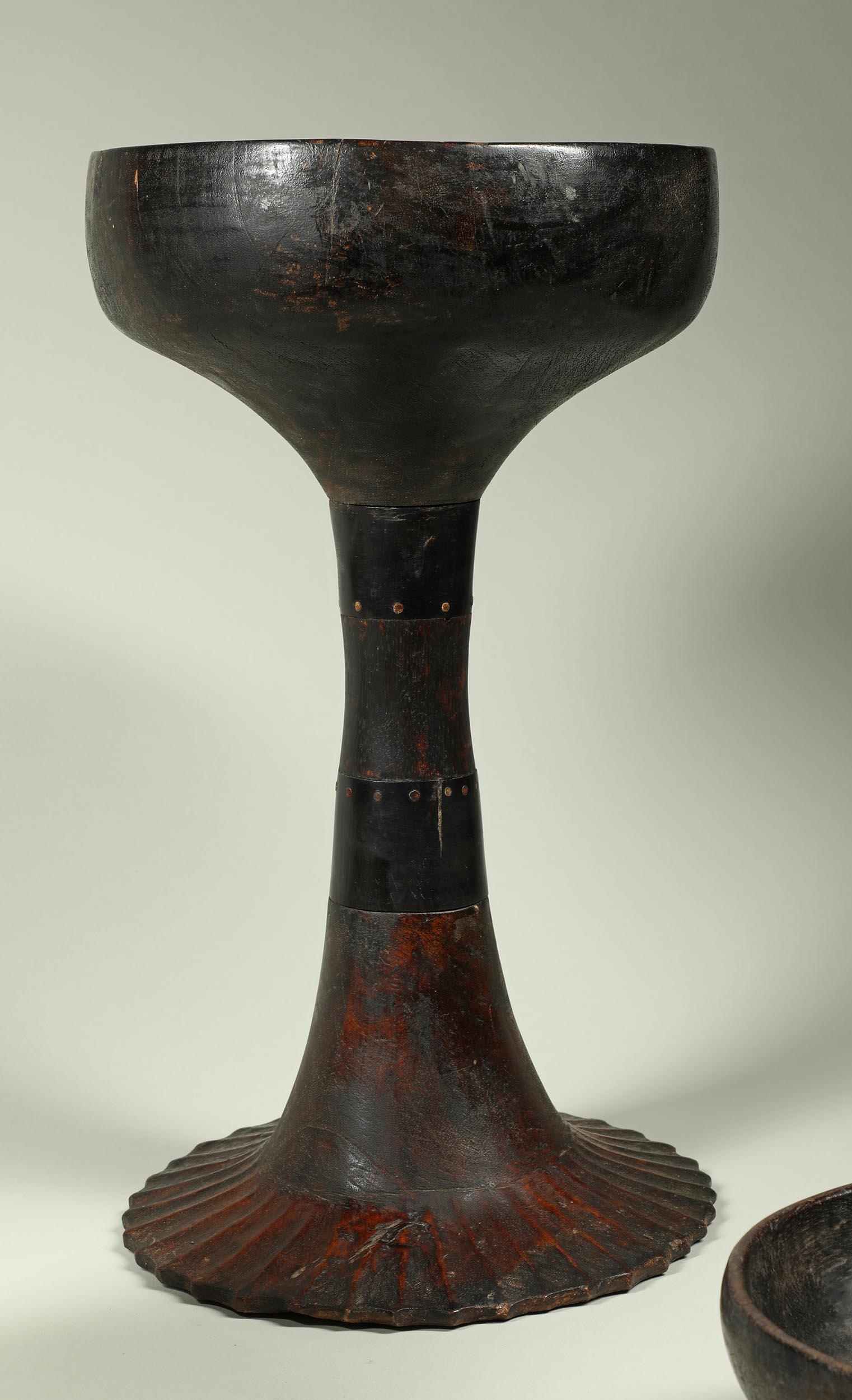 Intagliato a mano Gruppo di quattro ciotole da offerta in Wood Toraja, Sulawesi, Indonesia Patina scura in vendita