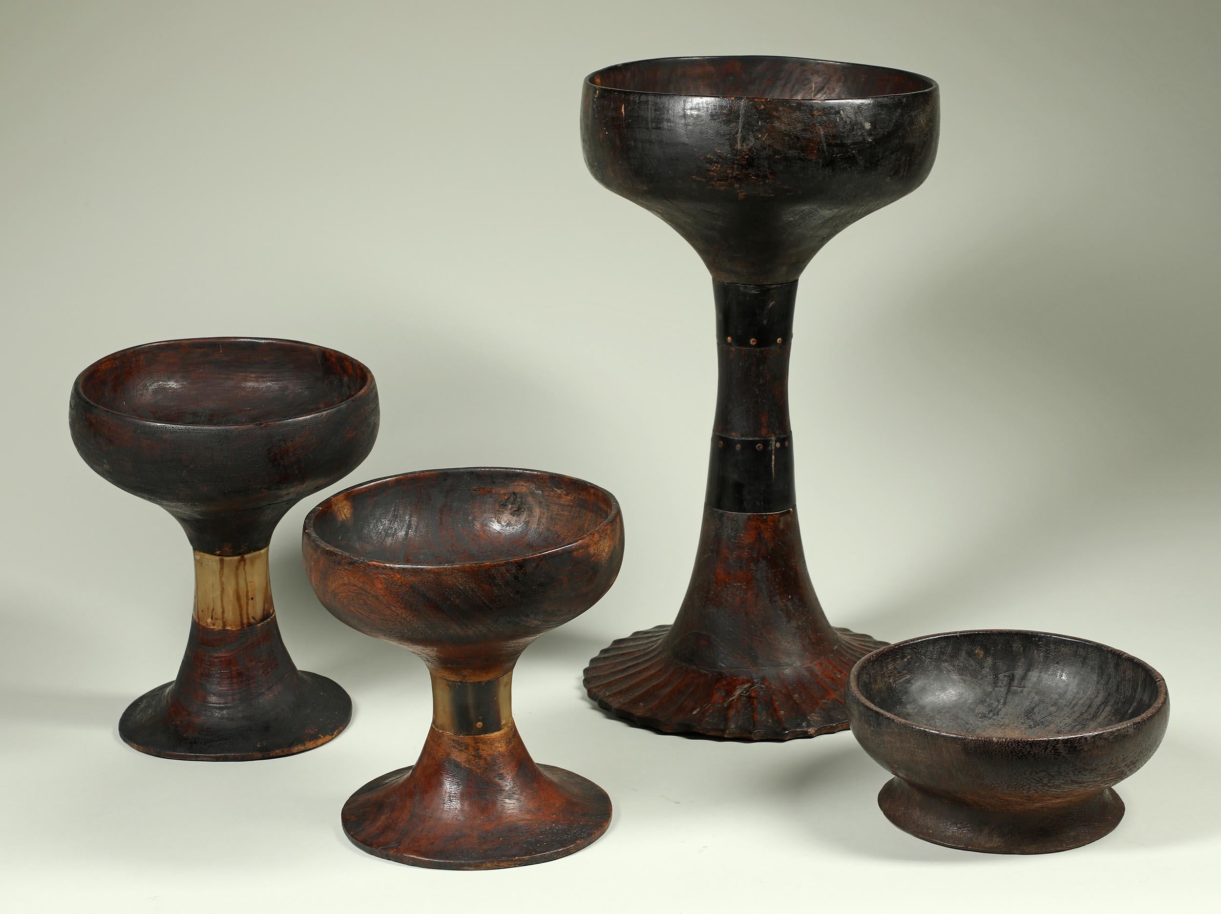 XX secolo Gruppo di quattro ciotole da offerta in Wood Toraja, Sulawesi, Indonesia Patina scura in vendita