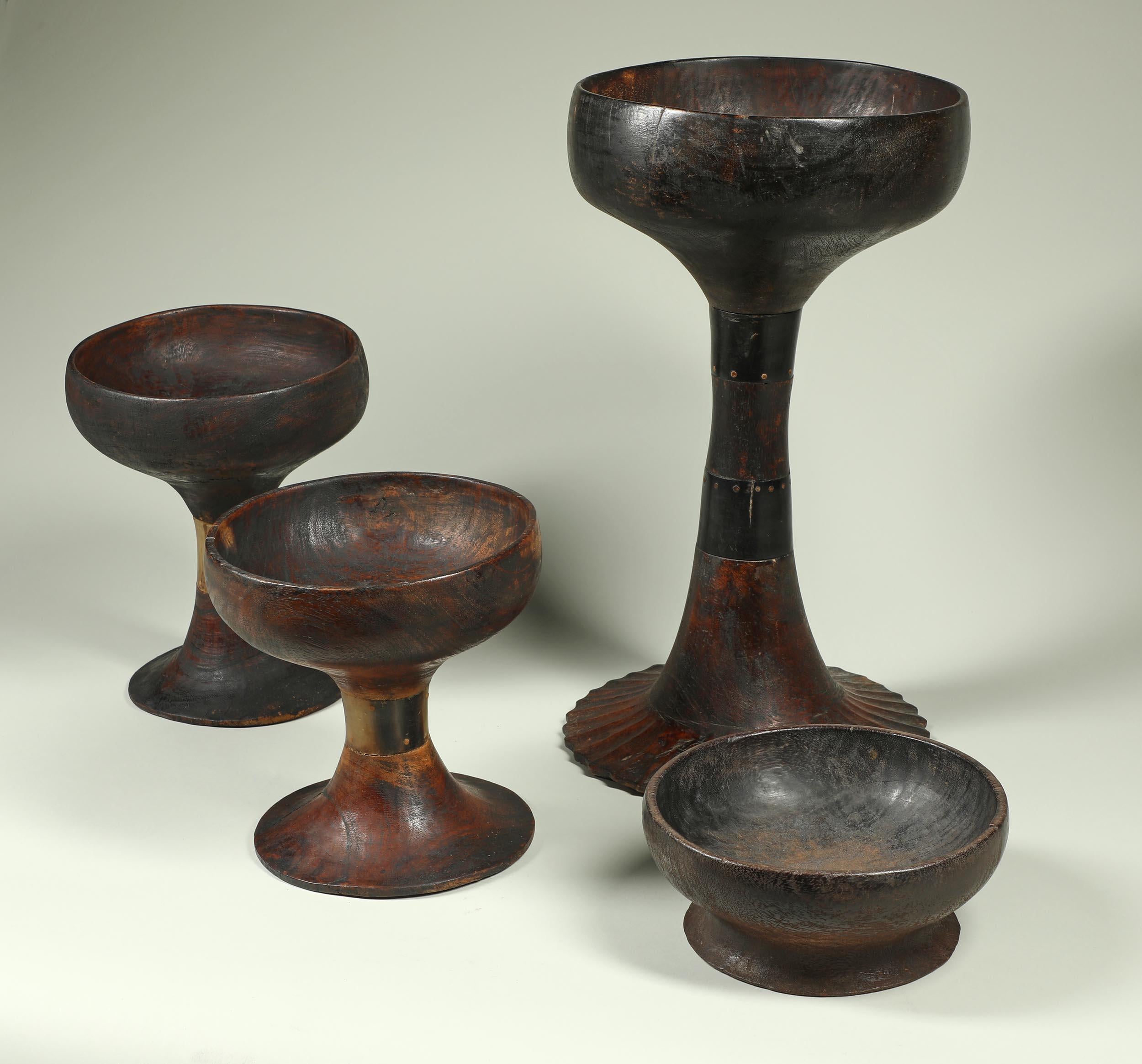 Gruppo di quattro ciotole da offerta in Wood Toraja, Sulawesi, Indonesia Patina scura in vendita 1