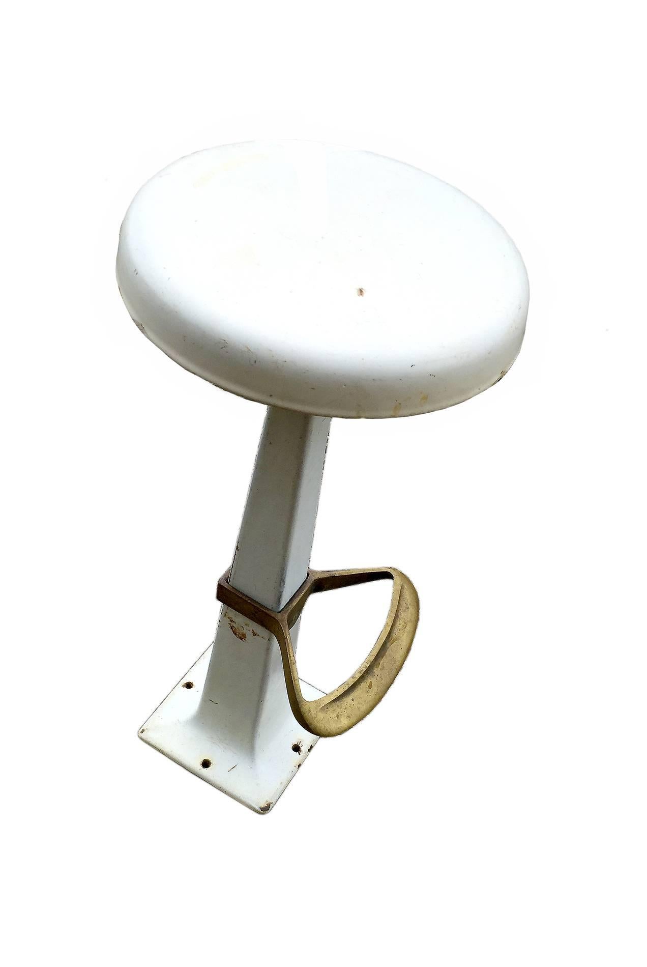 Set of four white enameled metal stools with footrest for the bistro industry. Sold
also separately, USA, circa 1930. The price is intended for all four pieces.

  