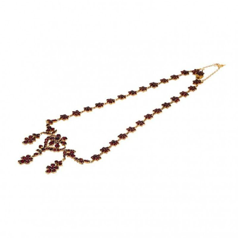 gold-plated, consisting of necklace L: 40 cm, bracelet L: 20 cm (3 stones missing), brooch 4.5x3 cm, this also with half pearls (1x missing, garnet cabochon chipped) and 1 pair of ear studs, here garnet element with tin solder for cracks GG 14K